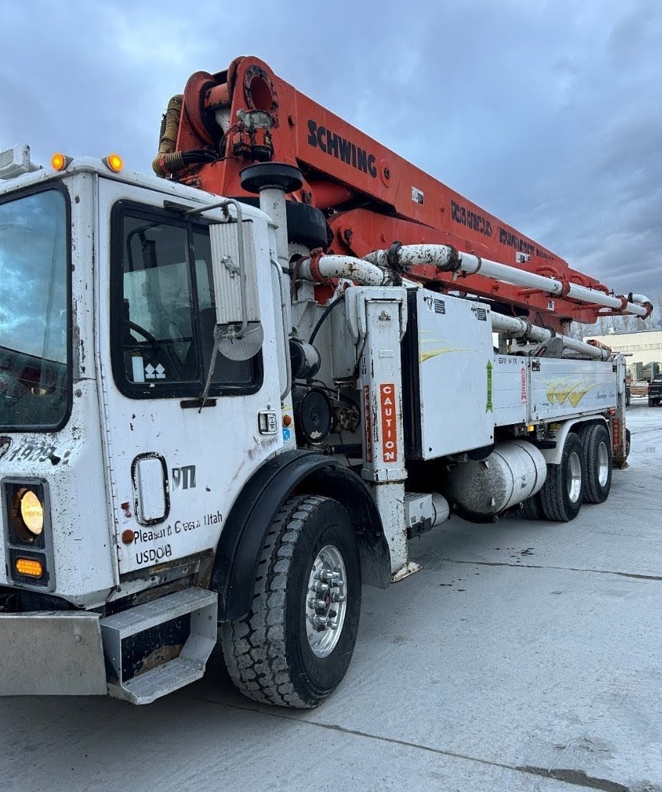 2005 MACK MR688S - Image 2