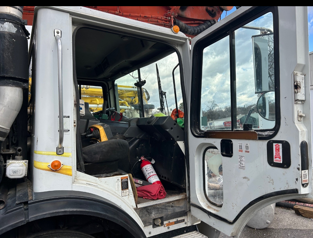 2005 MACK MR688S - Image 6