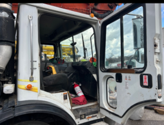 2005 MACK MR688S - Image 6