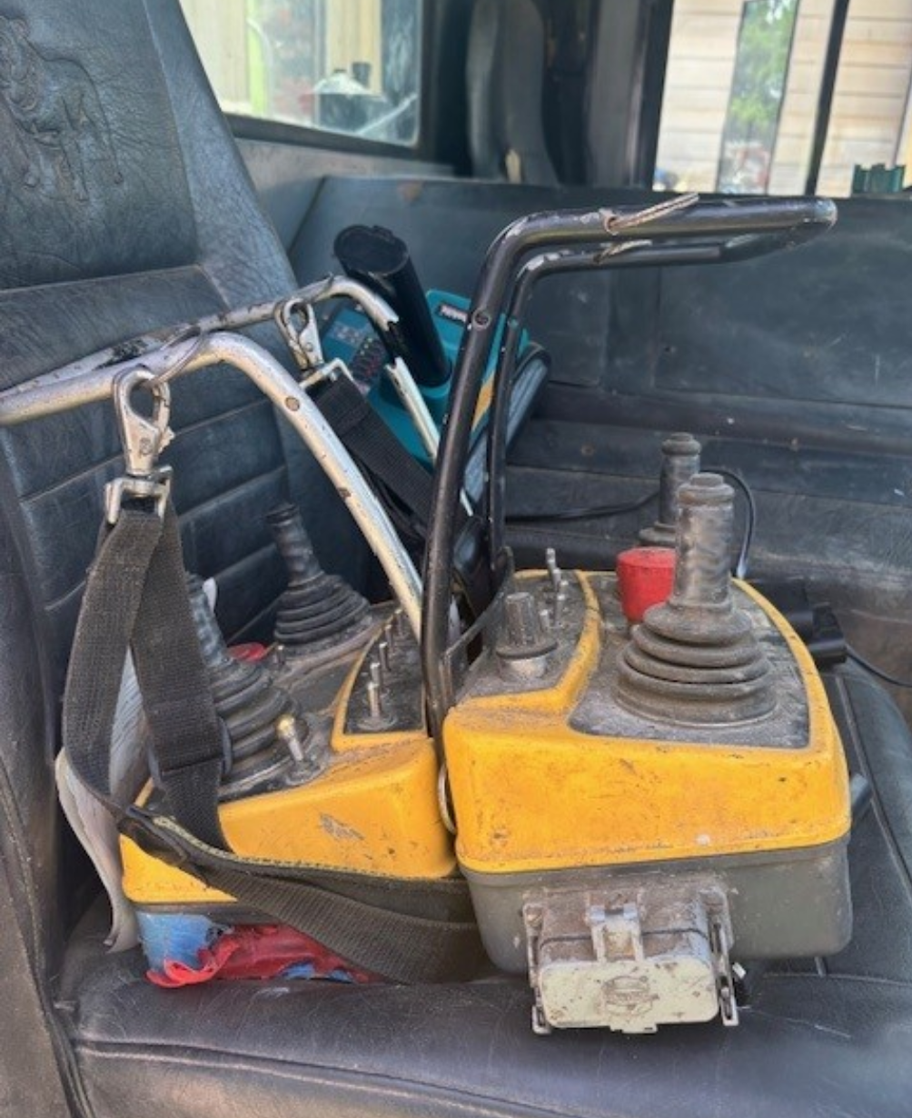 2006 MACK MR688S - view 4 of 4