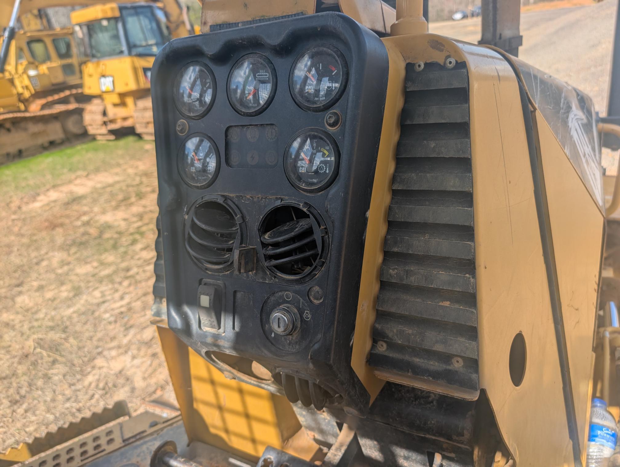 2006 CATERPILLAR D3G - Image 9