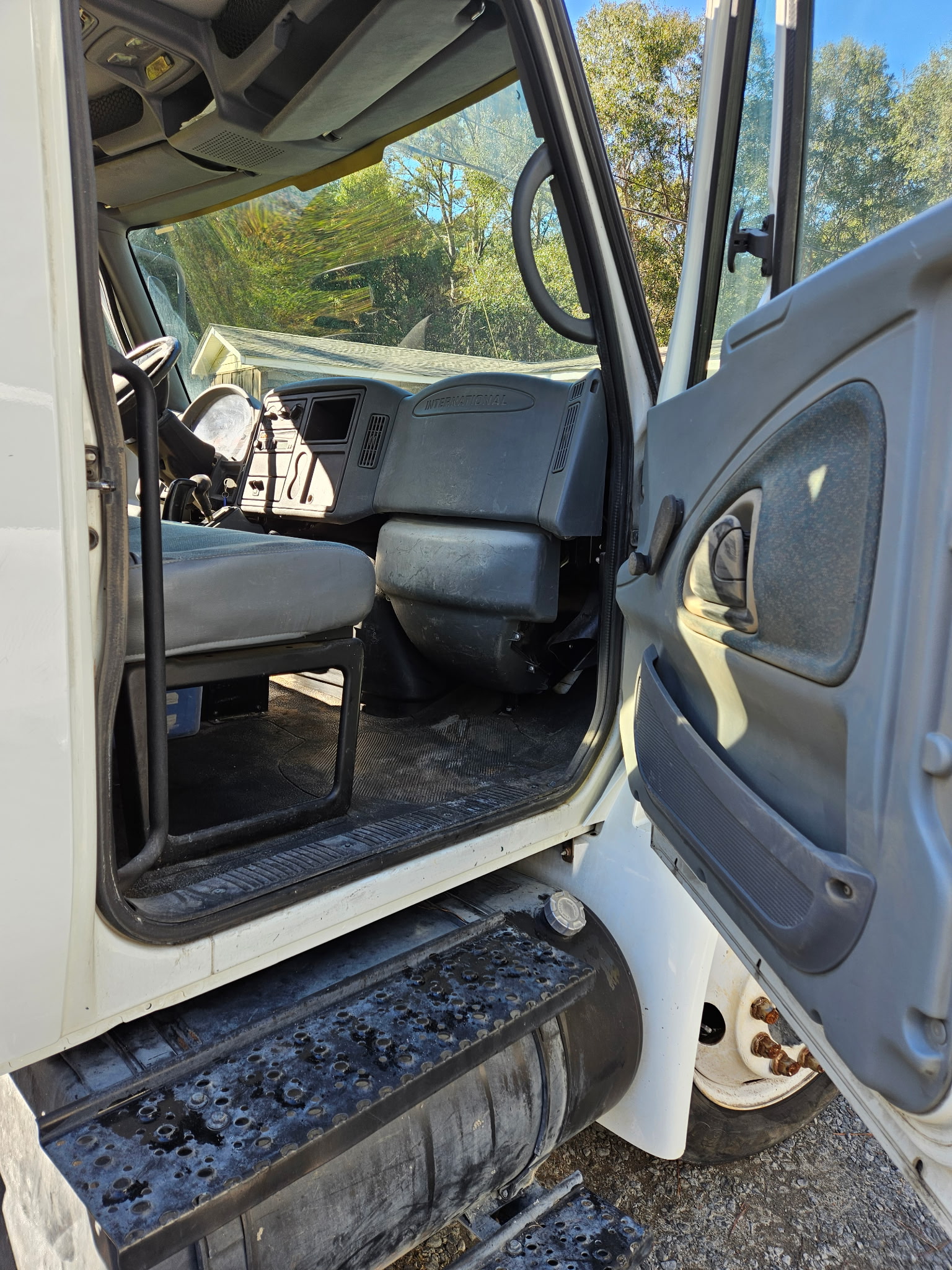 2004 INTERNATIONAL 4200 - Image 5