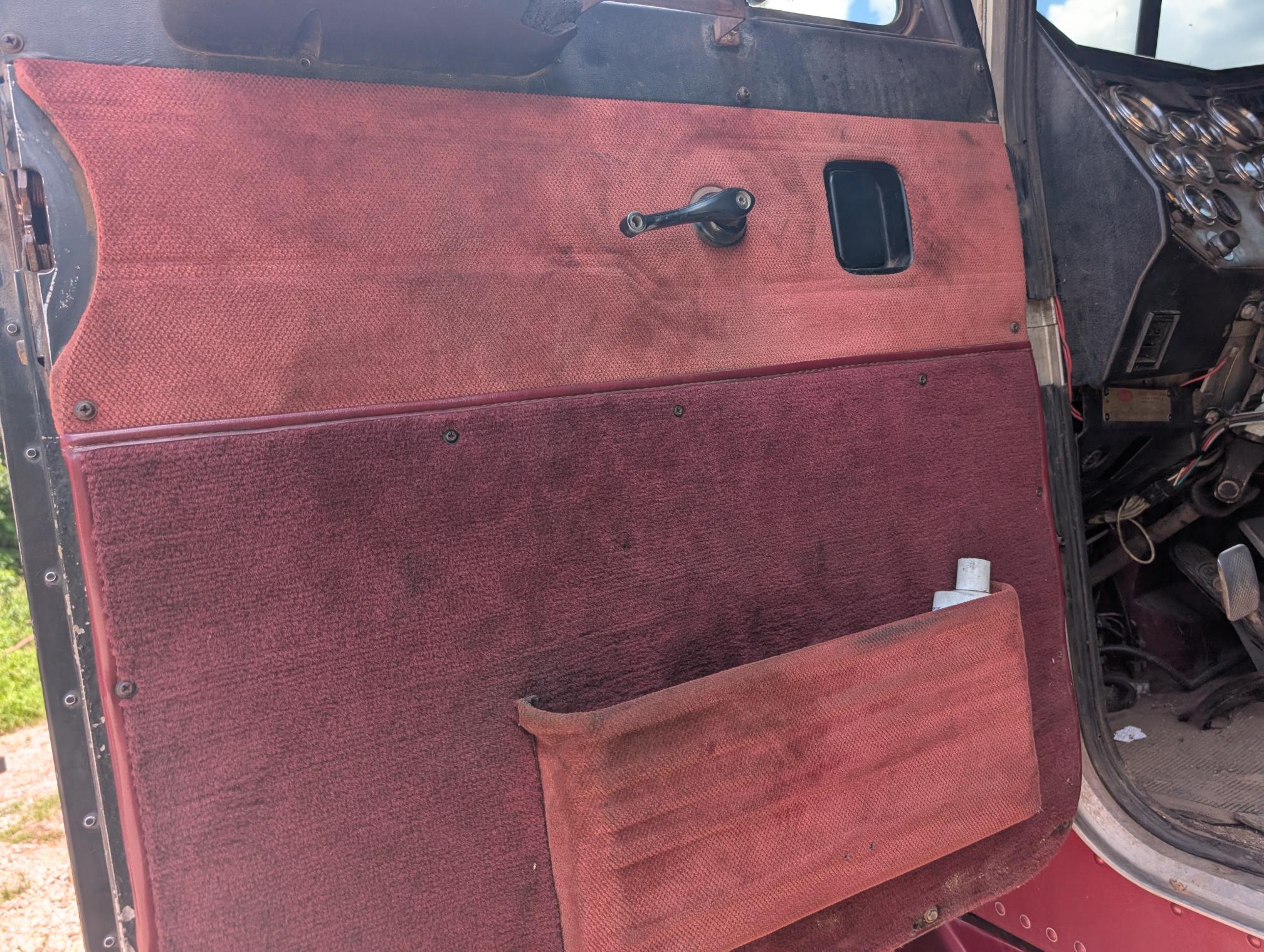 1995 PETERBILT 330 - view 2 of 48