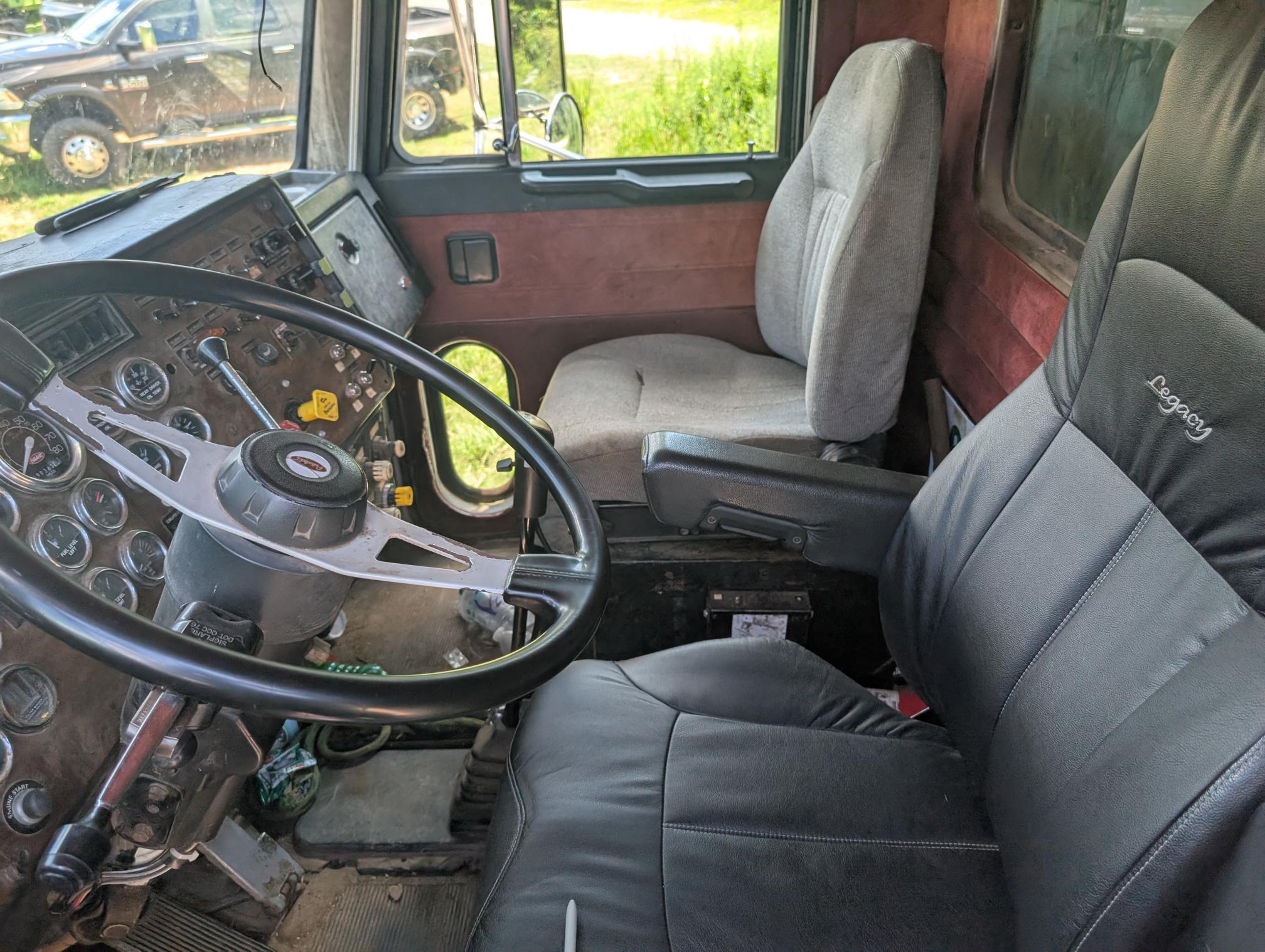 1995 PETERBILT 330 - Image 24