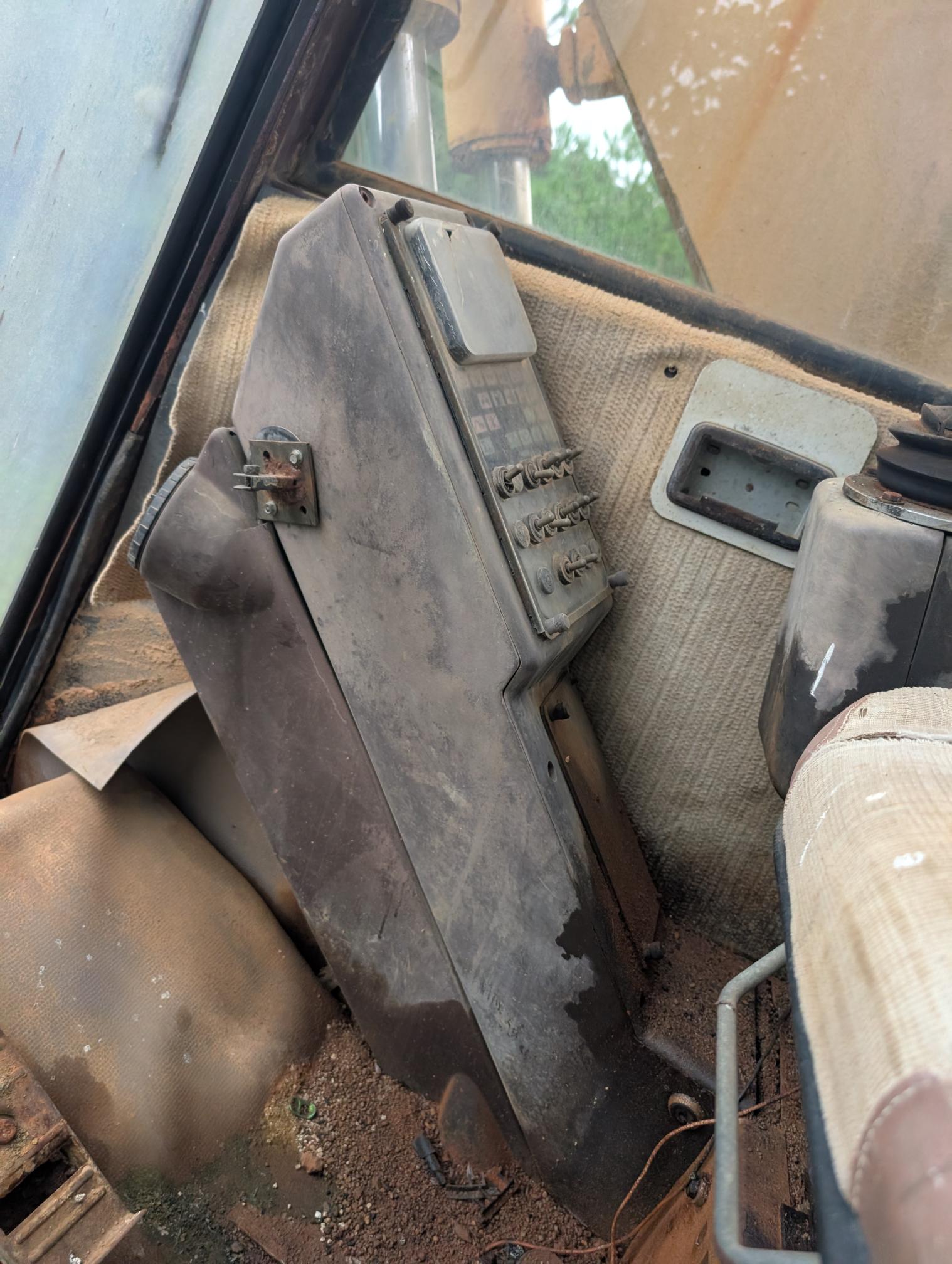 1984 CASE 125B - Image 31