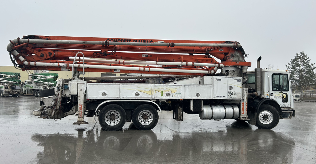 2006 MACK MR688S - Image 2