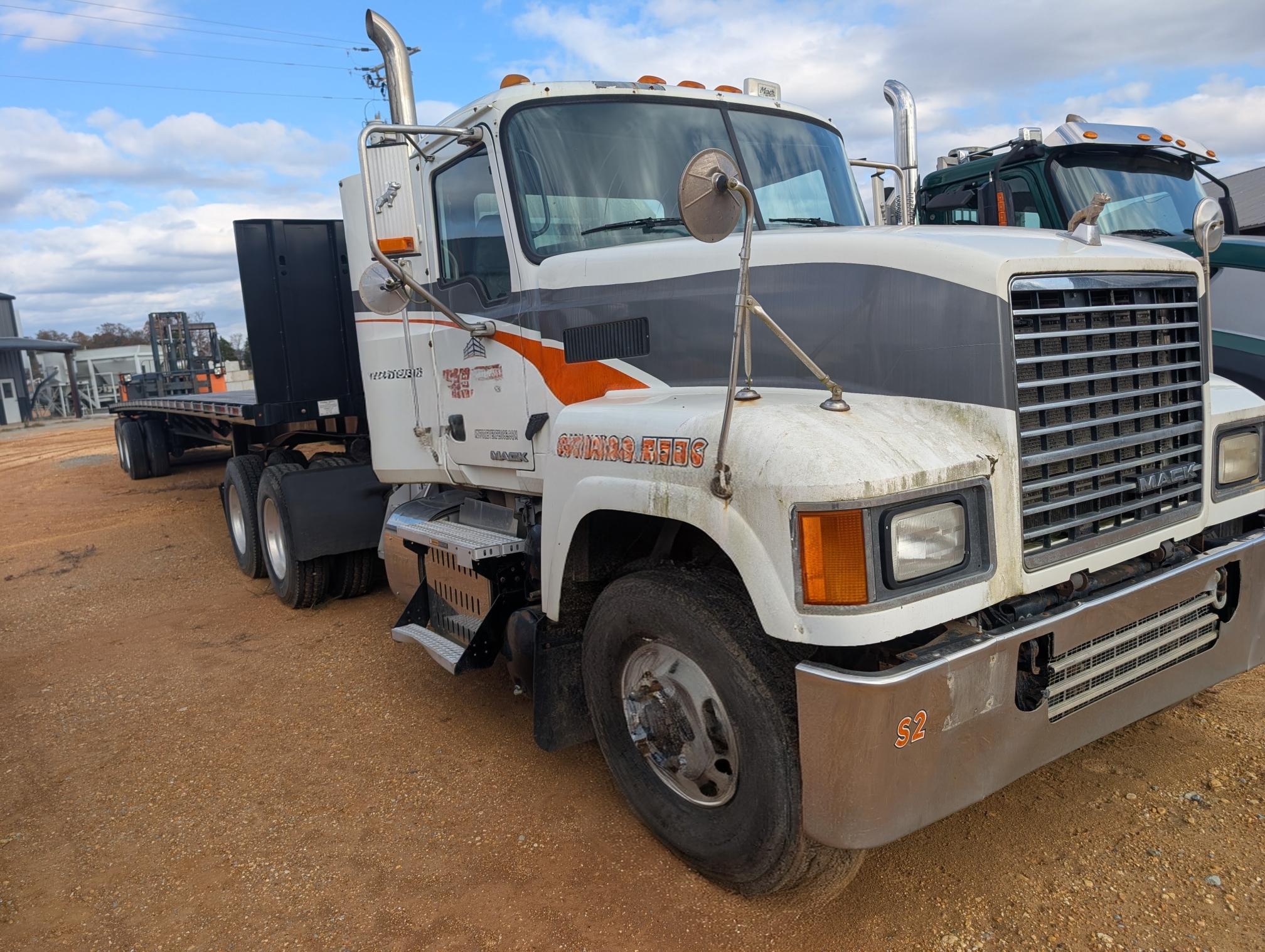 2013 MACK CHU613 - Image 2