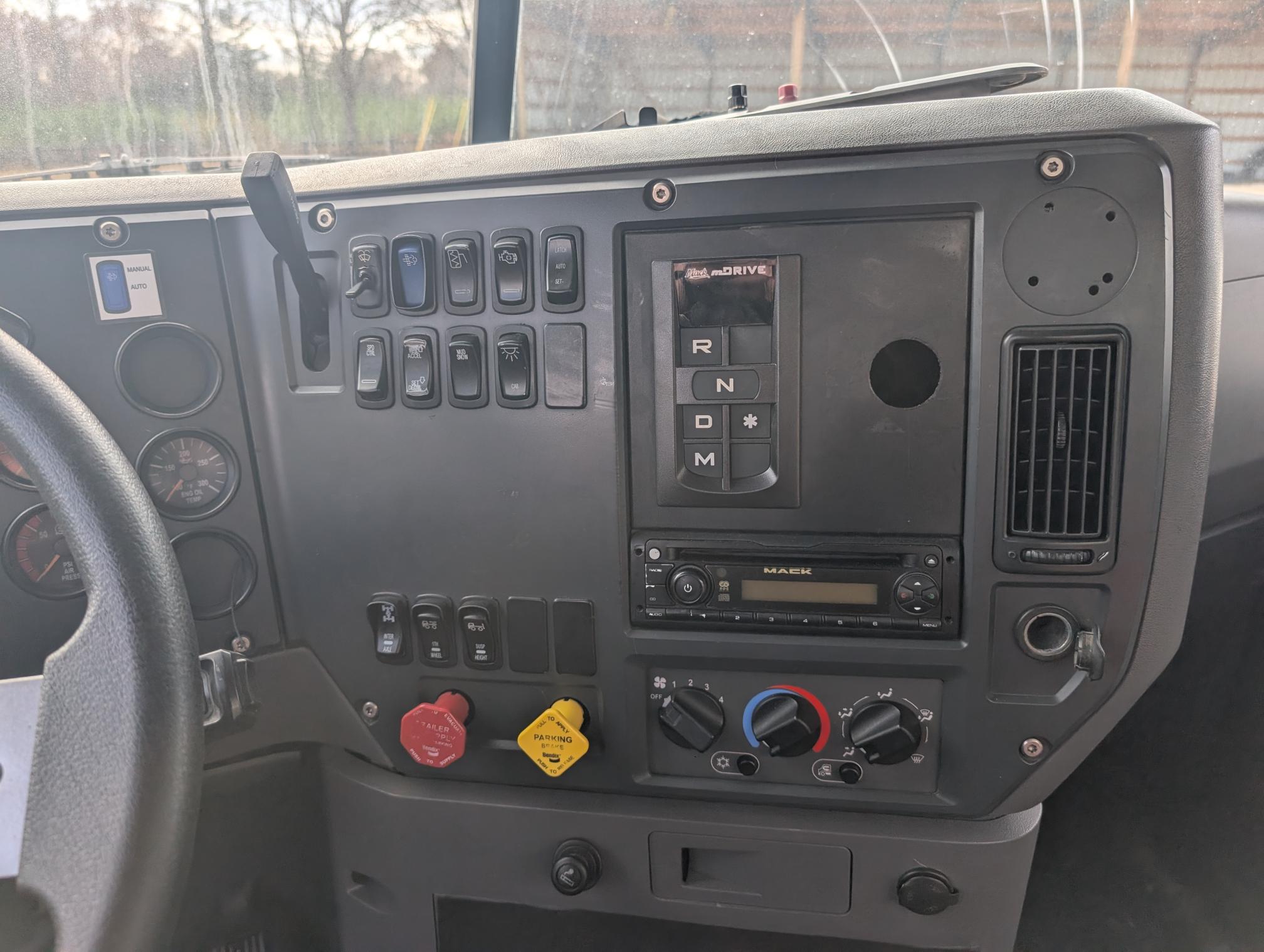 2013 MACK CHU613 - Image 8