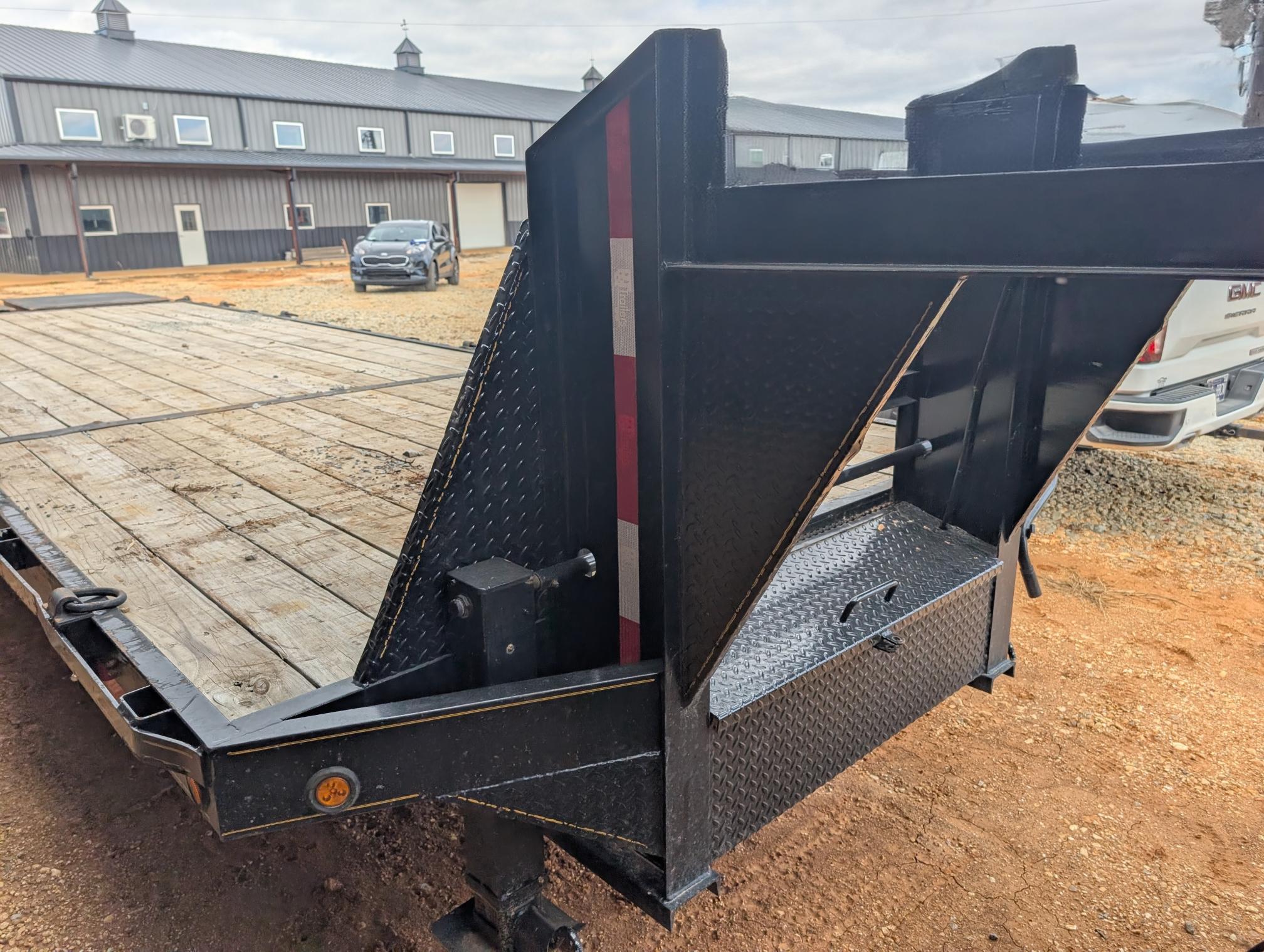 2023 EAGLE 30 foot Gooseneck - Image 2