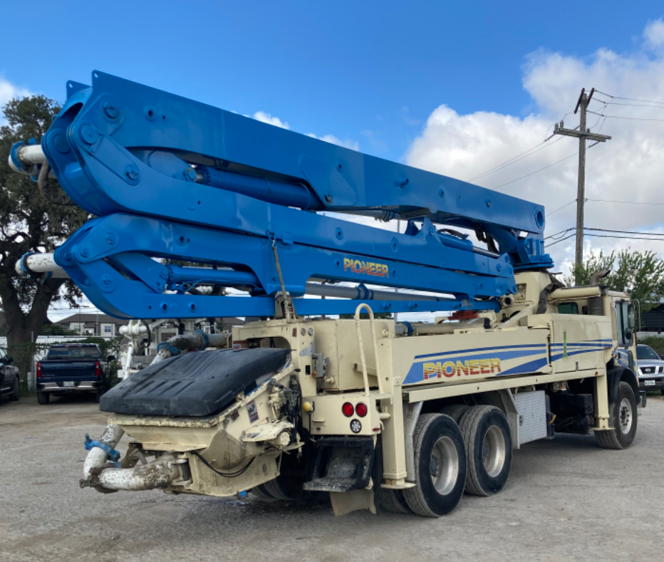 2007 MACK MR688S - Image 2