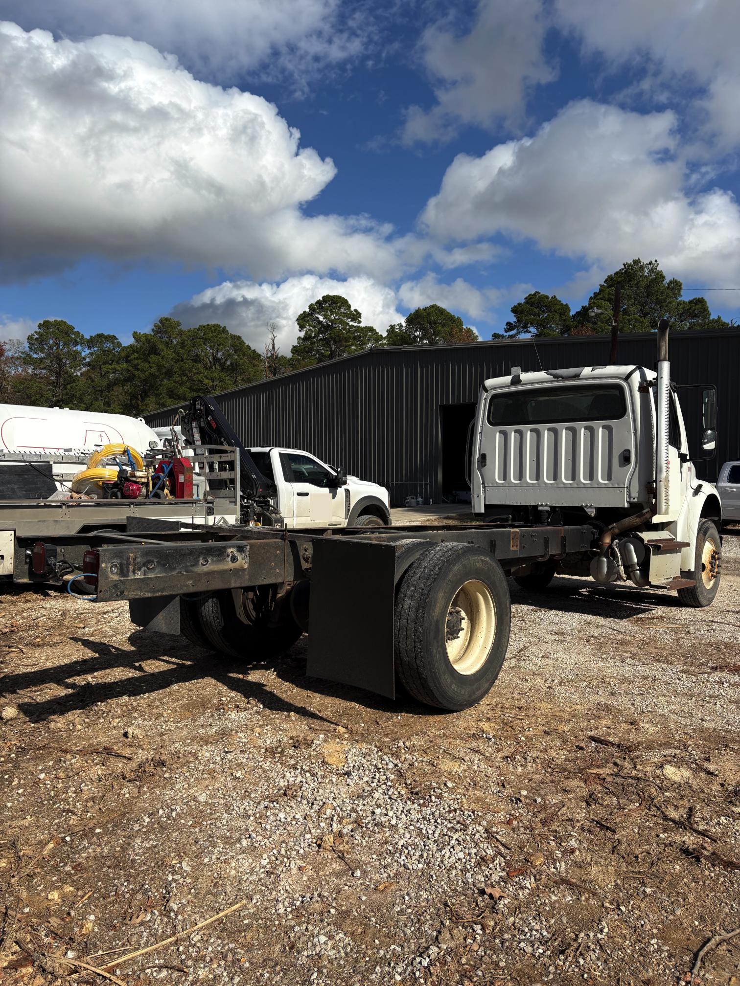 2014 FREIGHTLINER M2 106 - Image 2