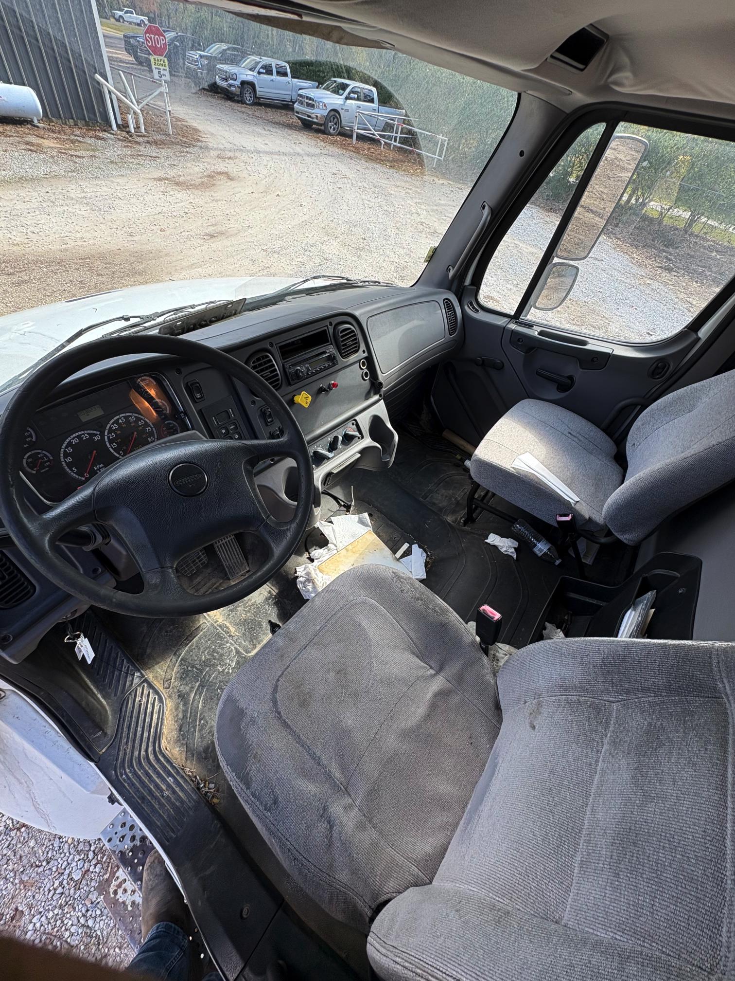 2014 FREIGHTLINER M2 106 - Image 10