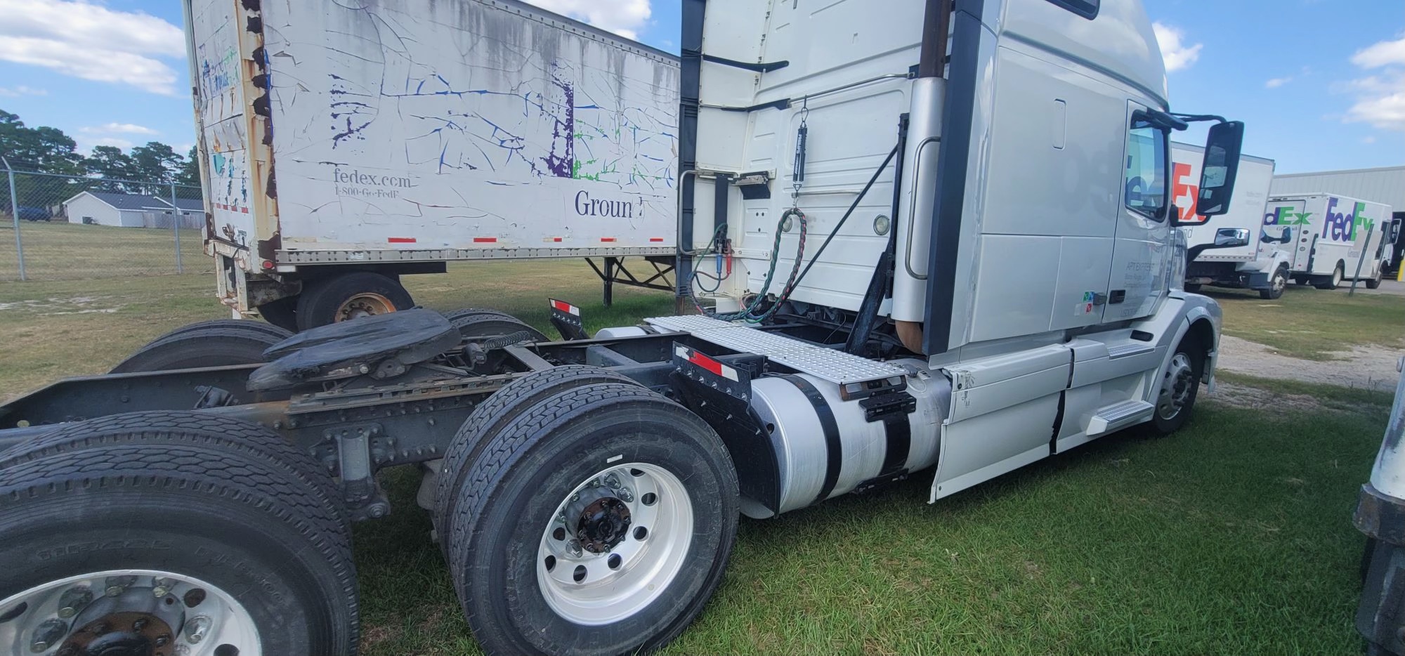 2014 VOLVO VNL - Image 2