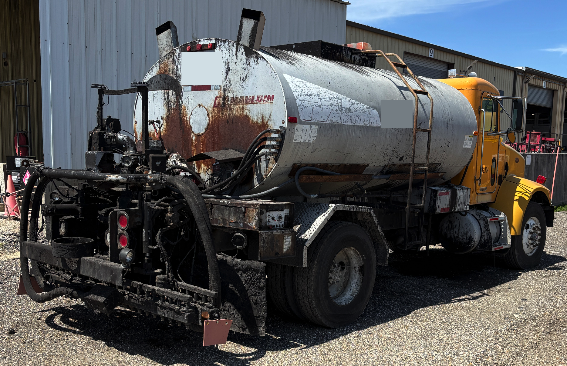 2003 PETERBILT 330 - Image 6