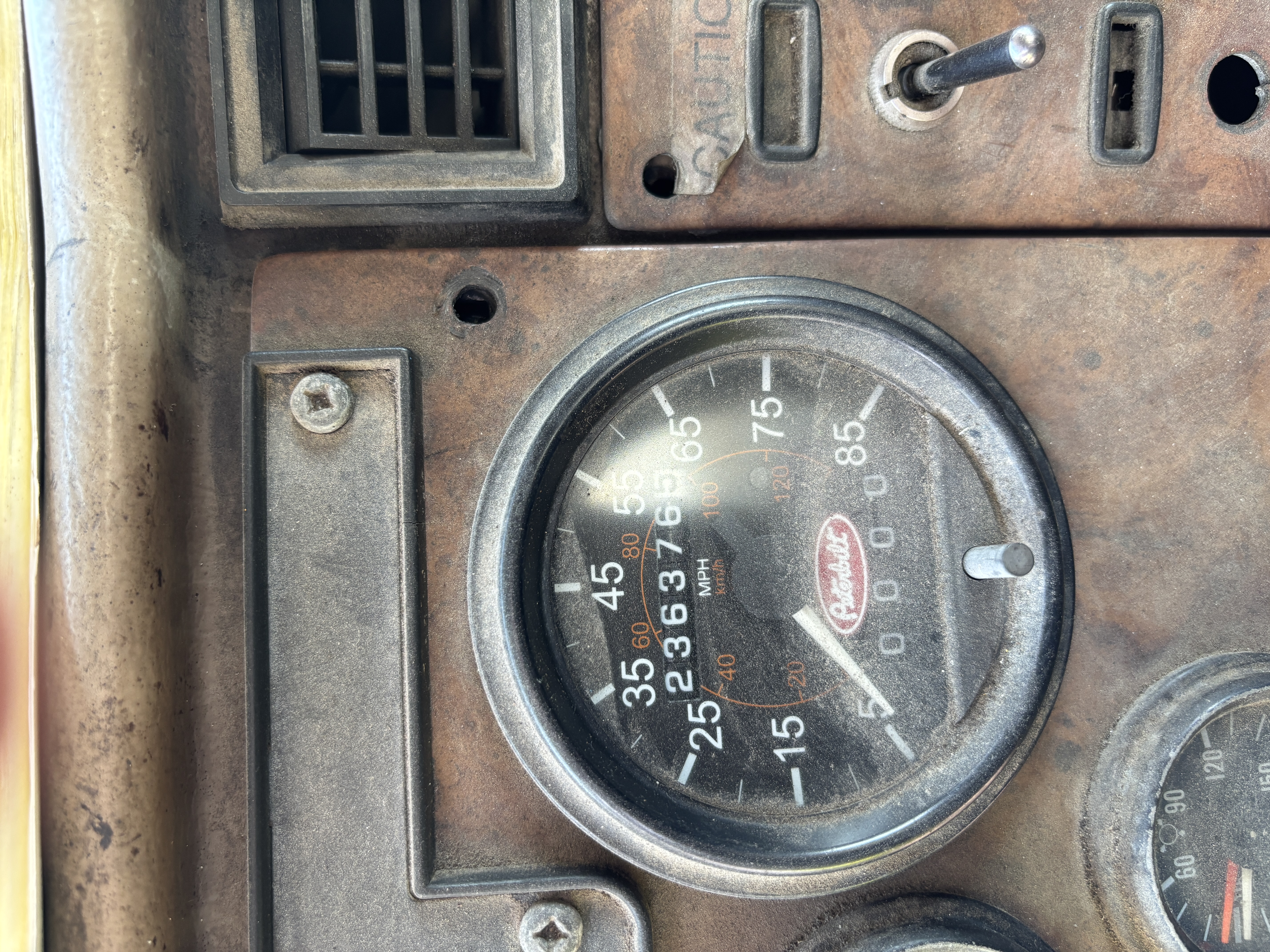 2003 PETERBILT 330 - Image 11