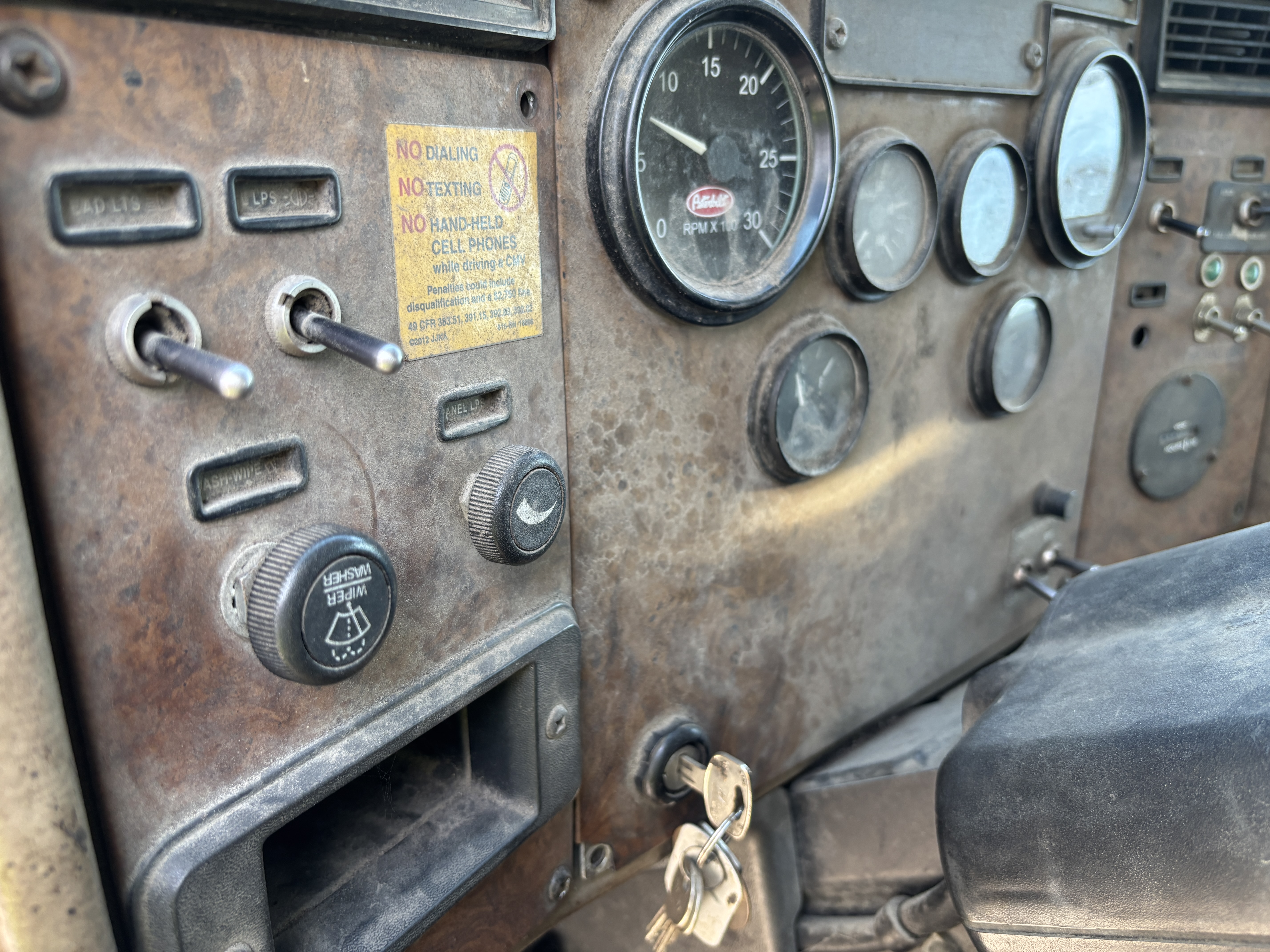 2003 PETERBILT 330 - Image 12