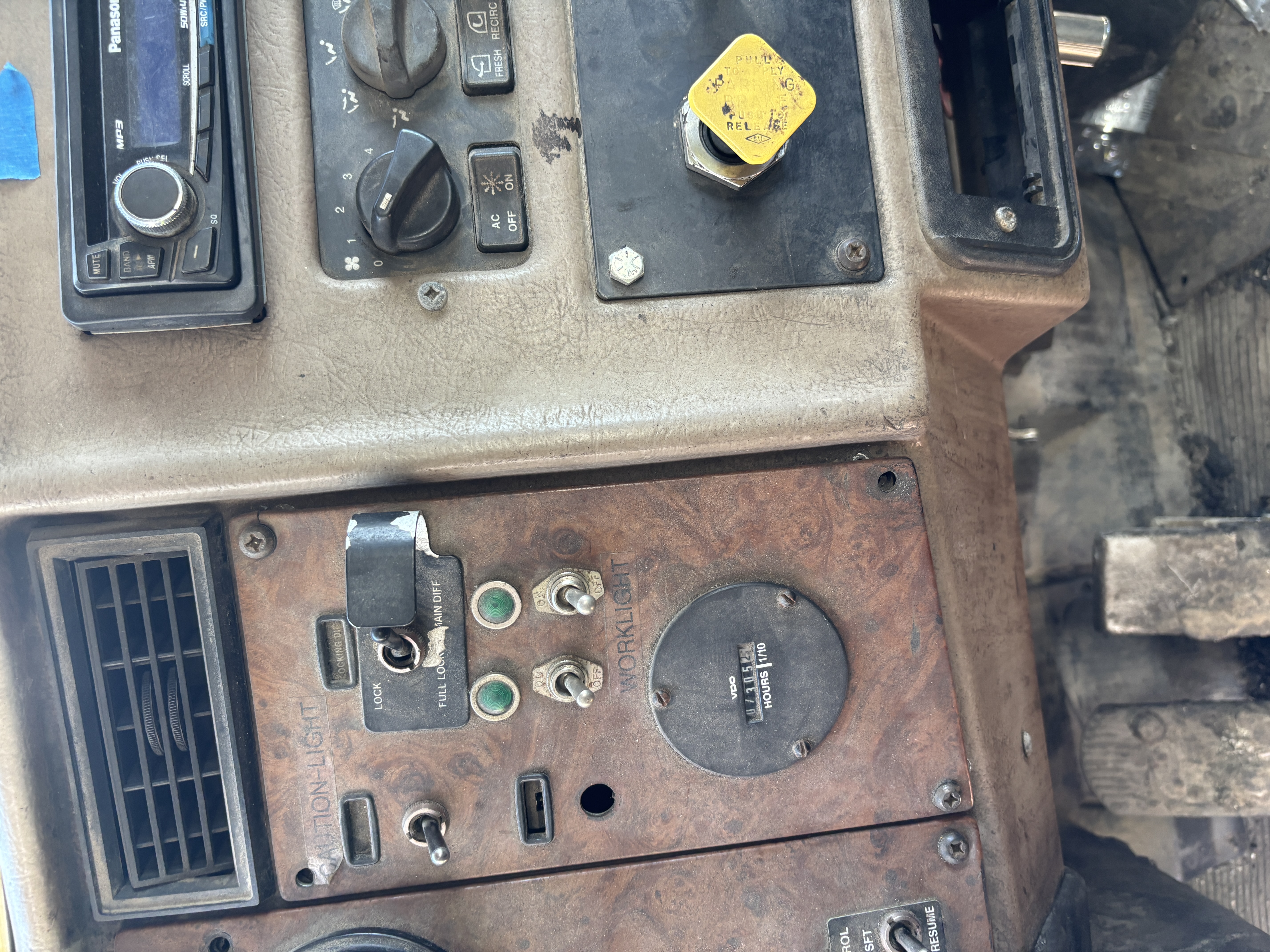 2003 PETERBILT 330 - view 13 of 14