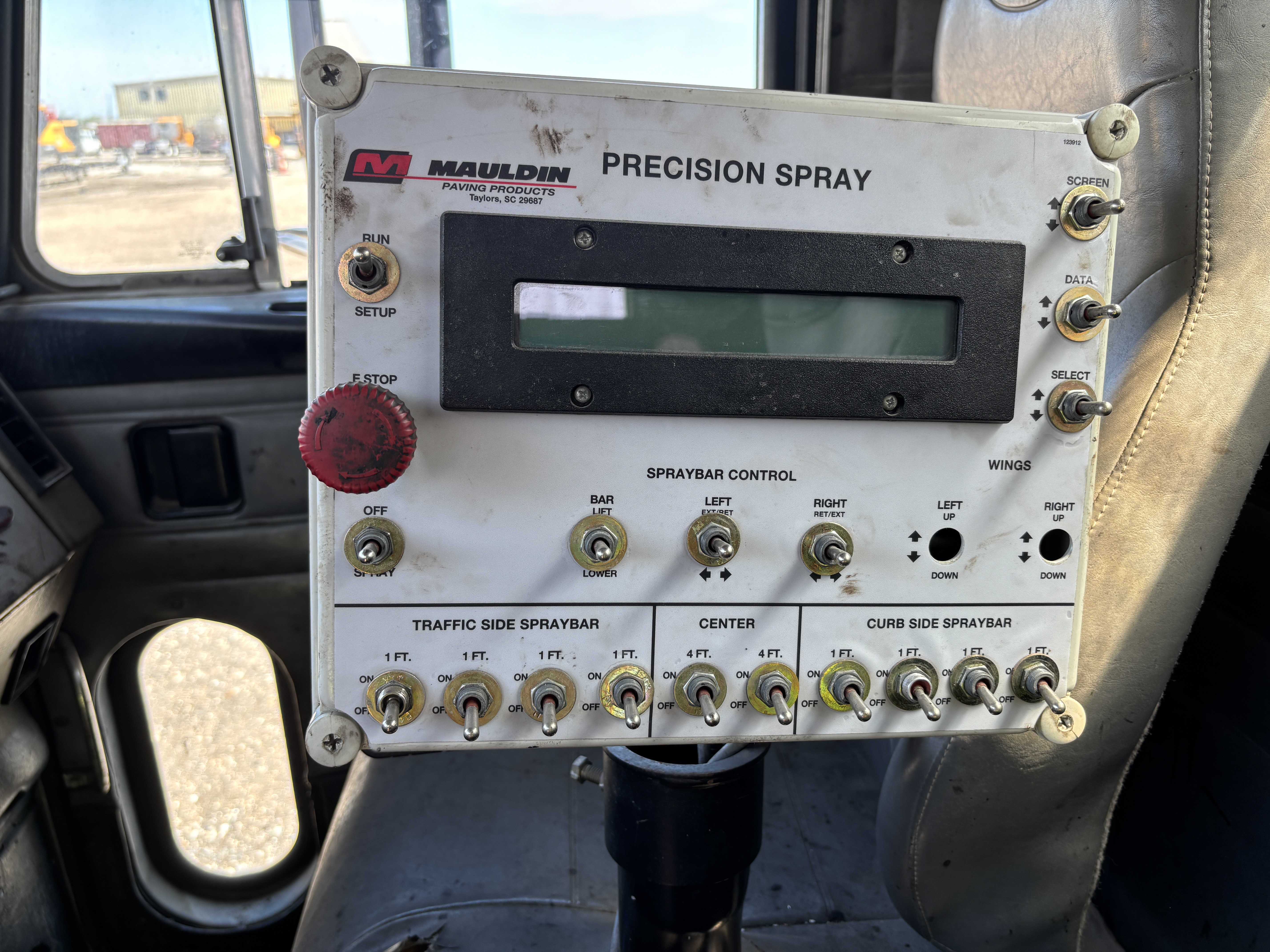 2003 PETERBILT 330 - view 7 of 14