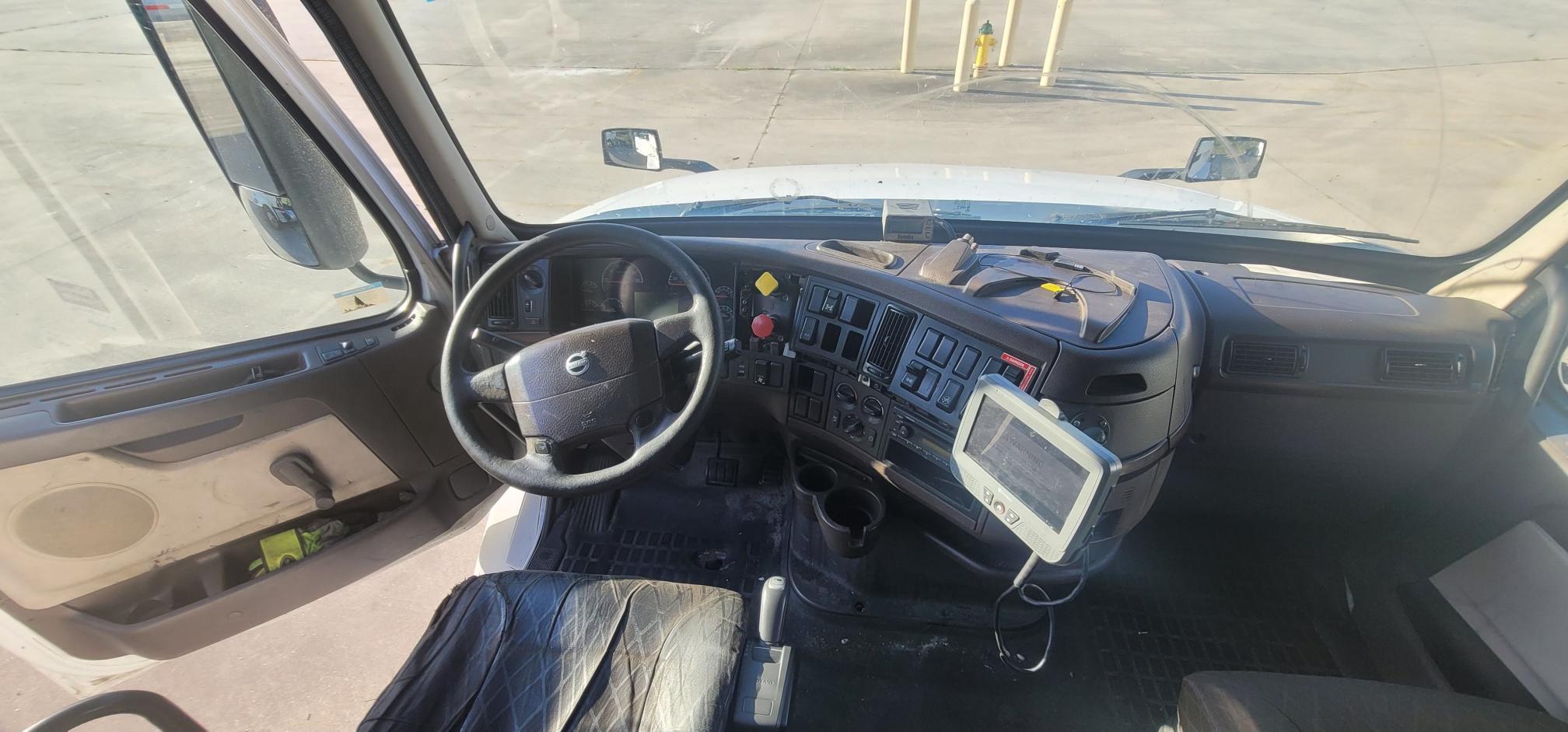 2013 VOLVO VNL - view 6 of 8