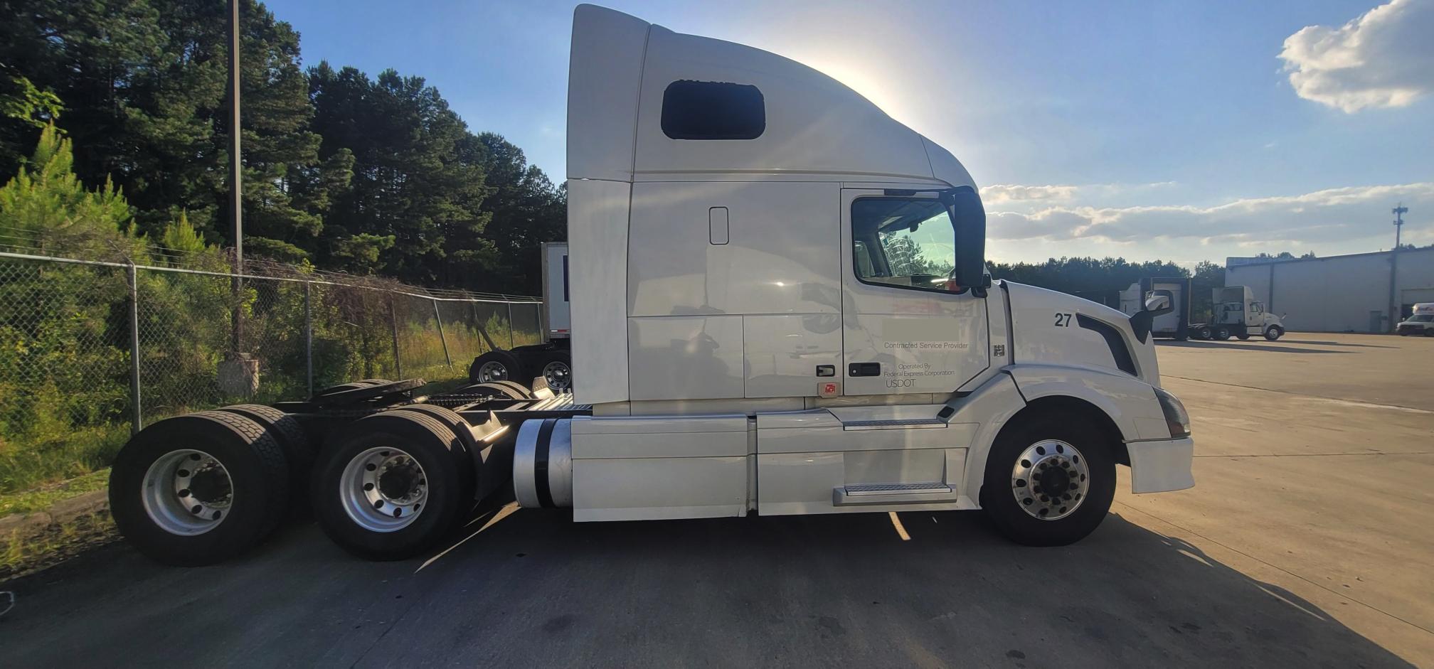 2013 VOLVO VNL - view 1 of 8