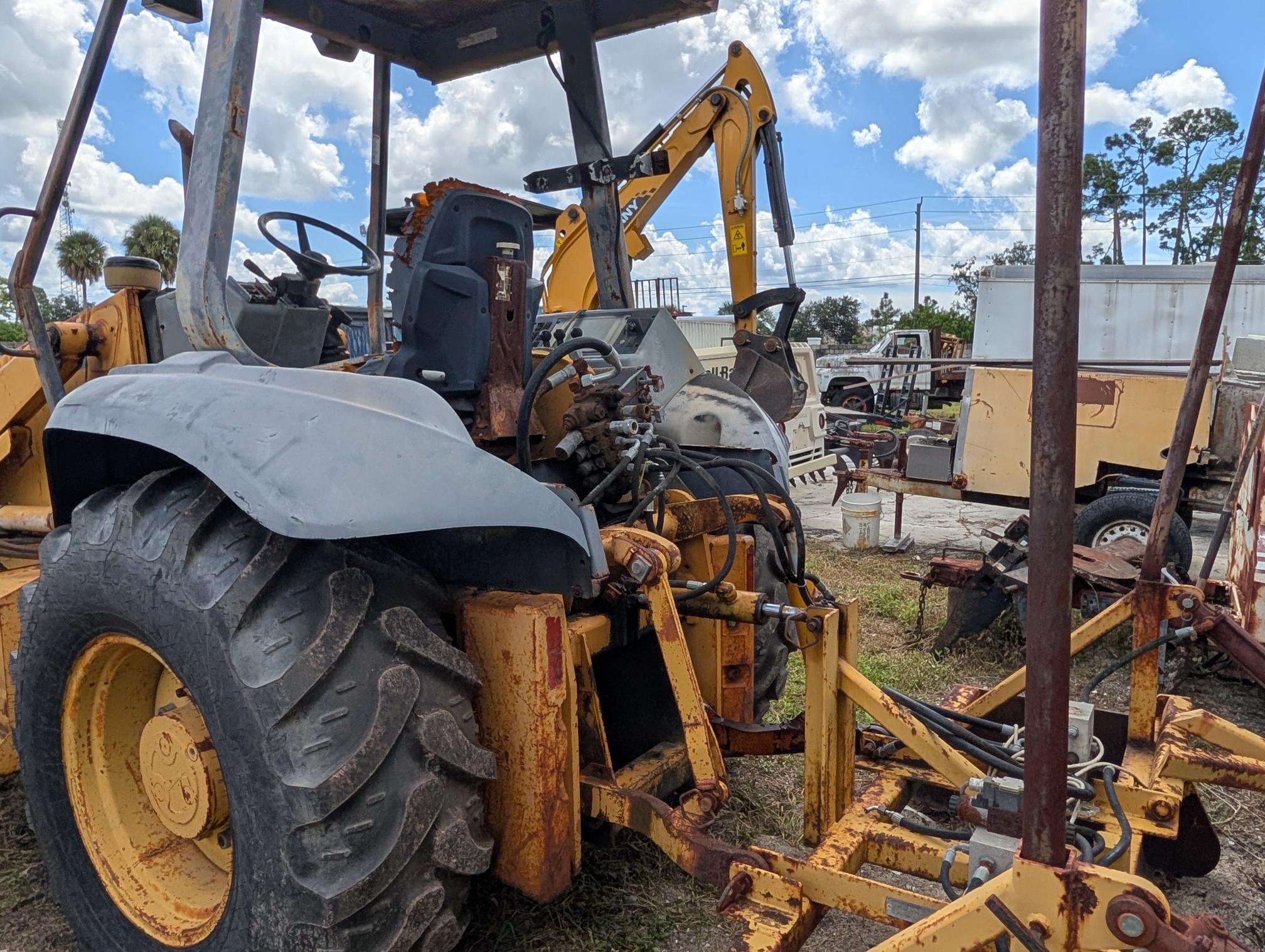 1995 CASE 570LXT - Image 2