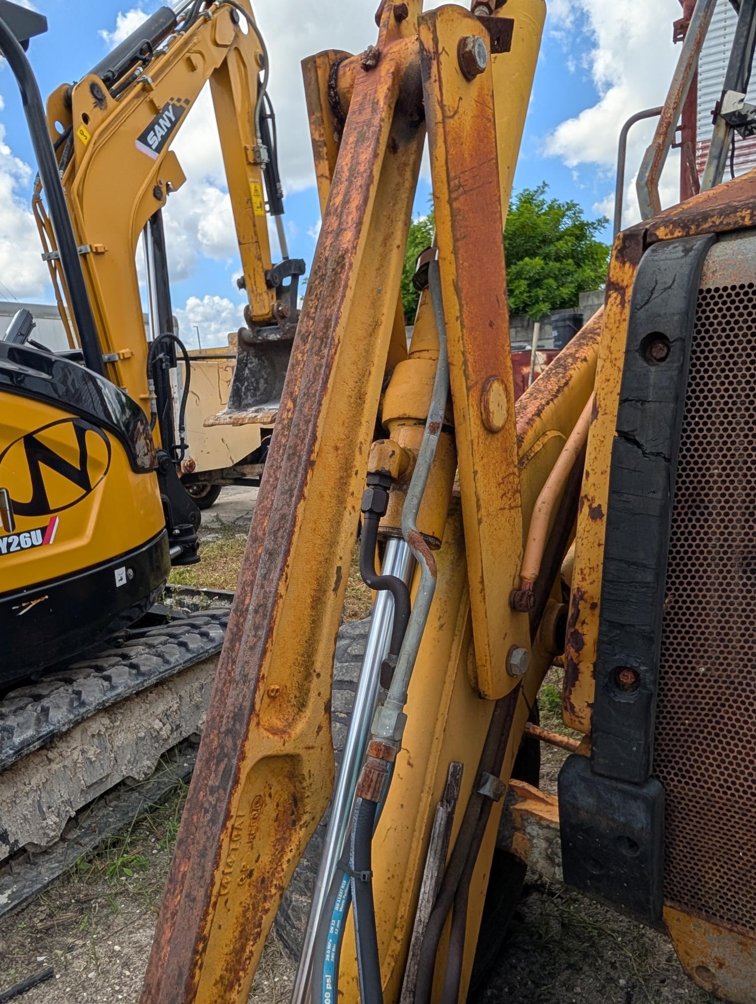 1995 CASE 570LXT - Image 13