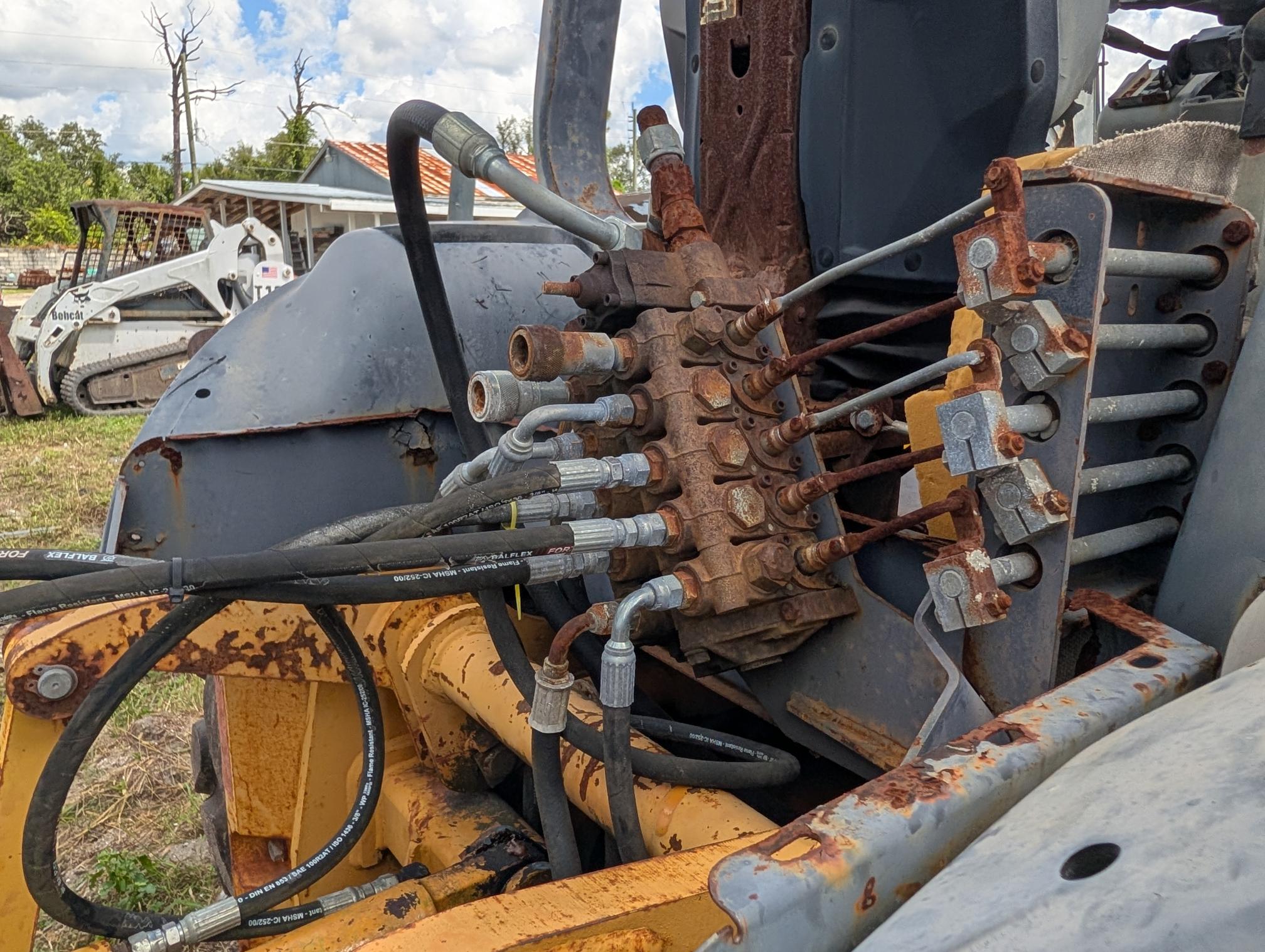 1995 CASE 570LXT - Image 24