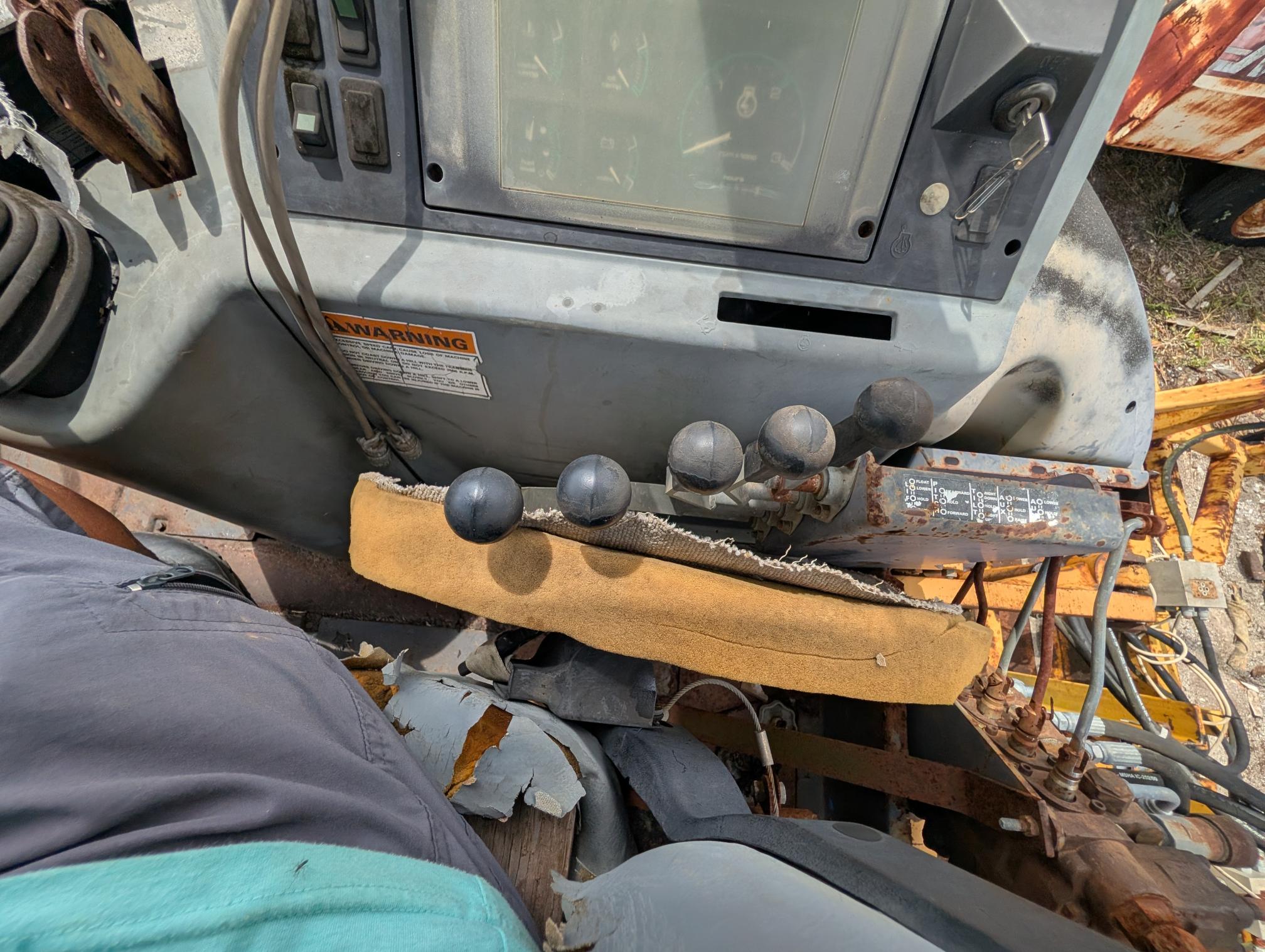 1995 CASE 570LXT - Image 23