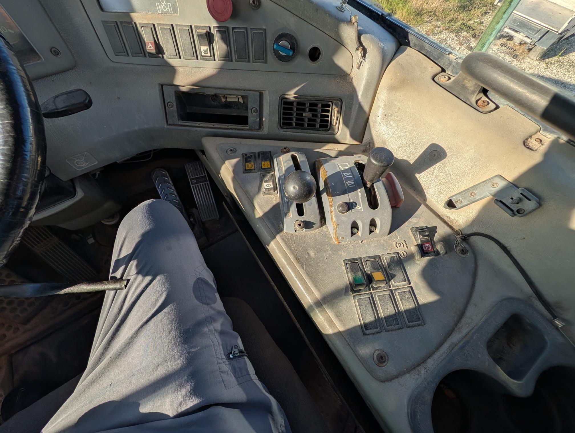 2005 VOLVO A25D - Image 21