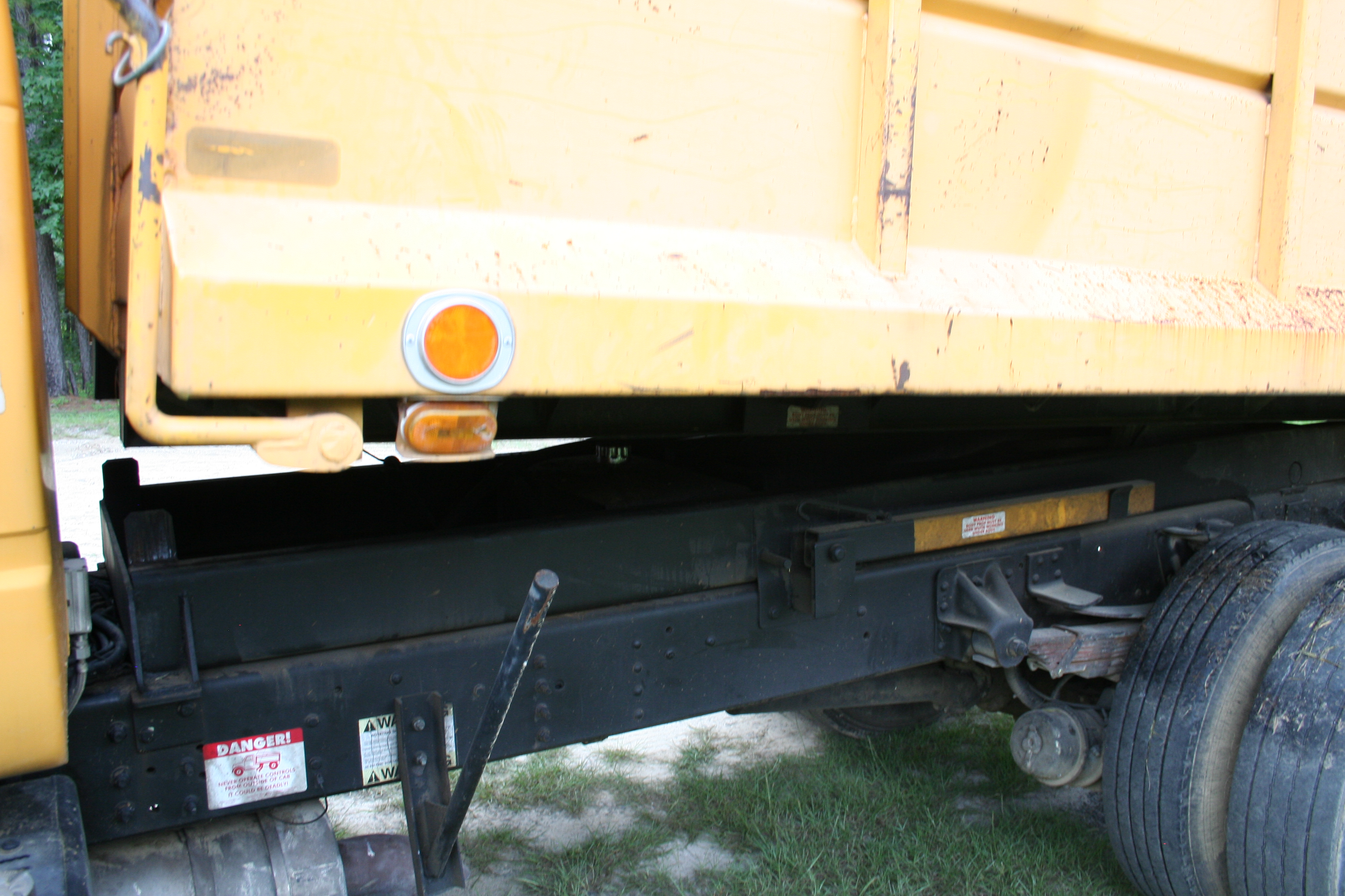 2002 GMC C7 - Image 11