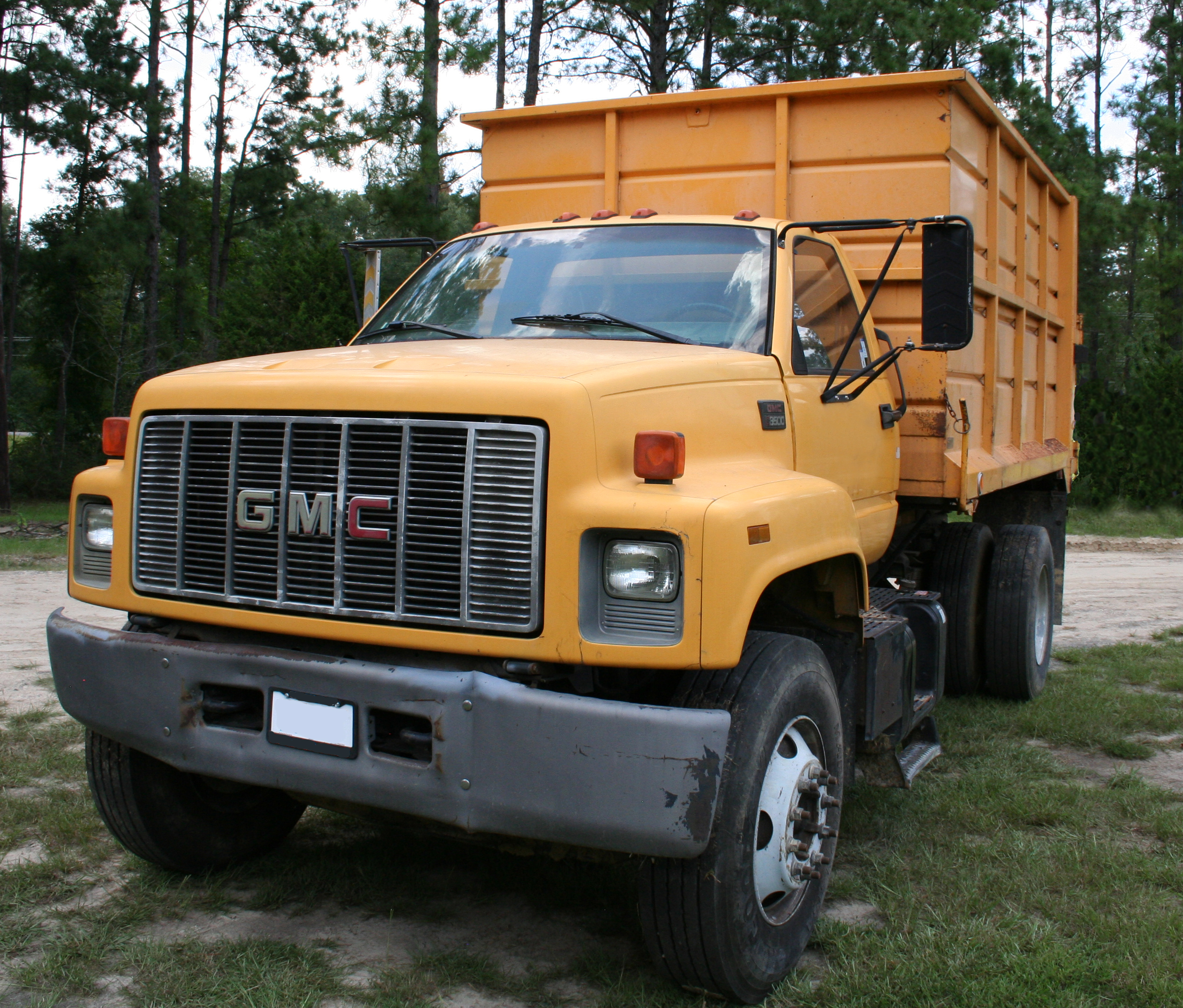 2002 GMC C7 - Image 2