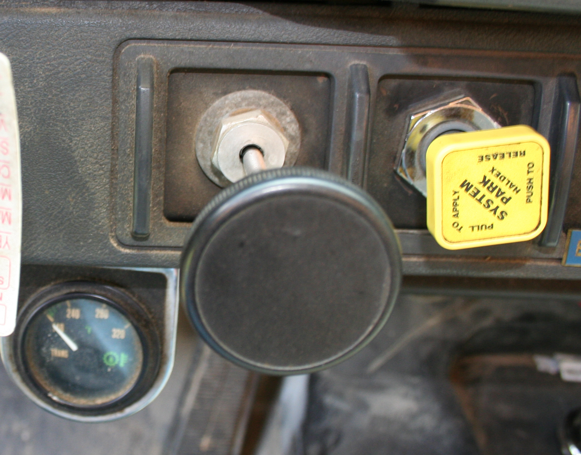 2002 GMC C7 - Image 23