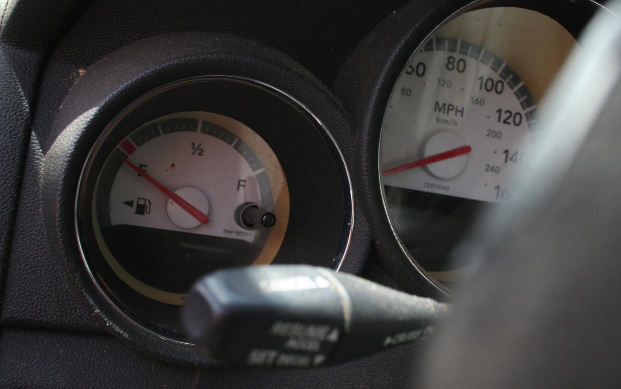 2010 DODGE Charger LX - view 9 of 12