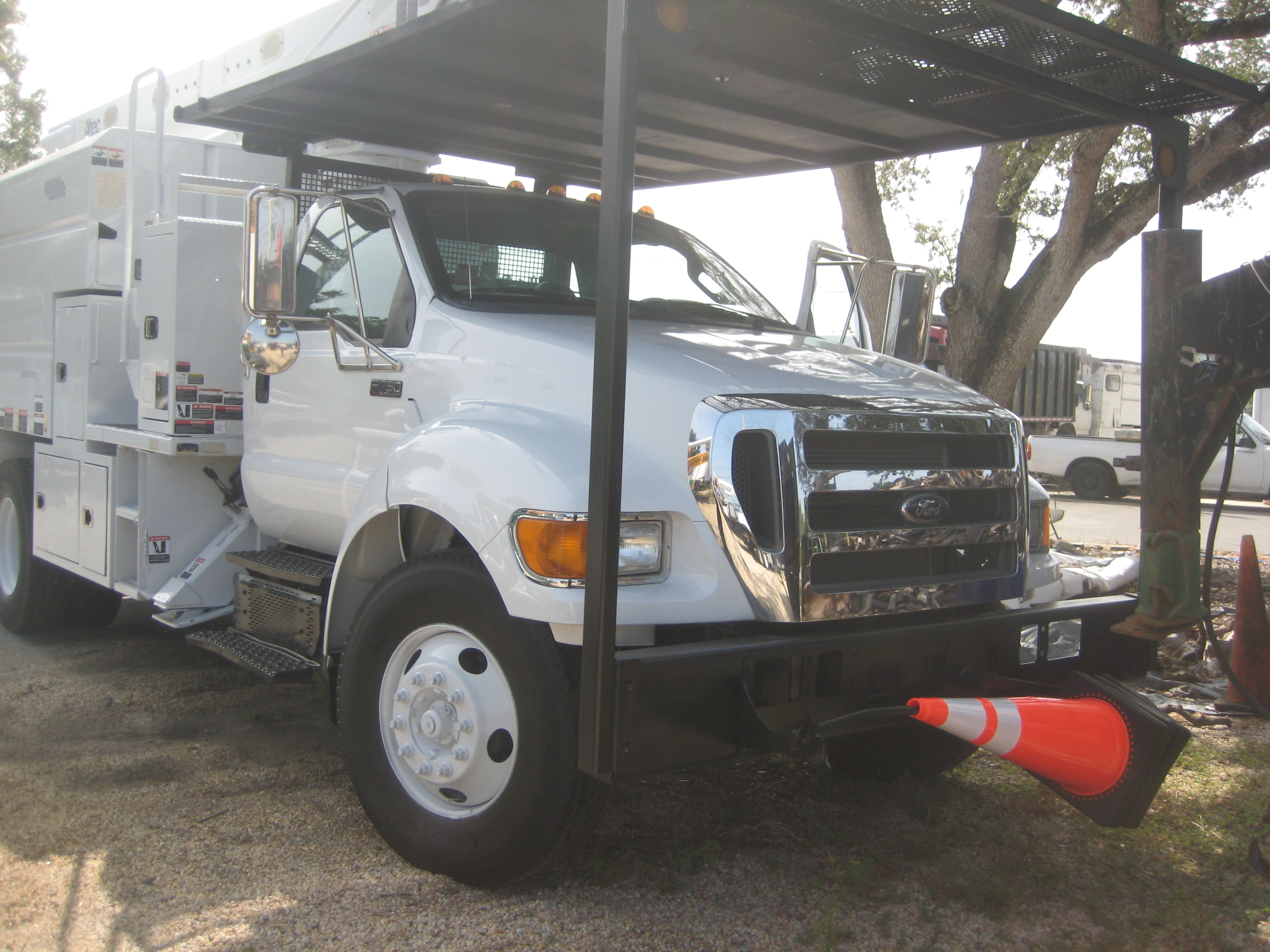 2013 FORD F750 - Image 2