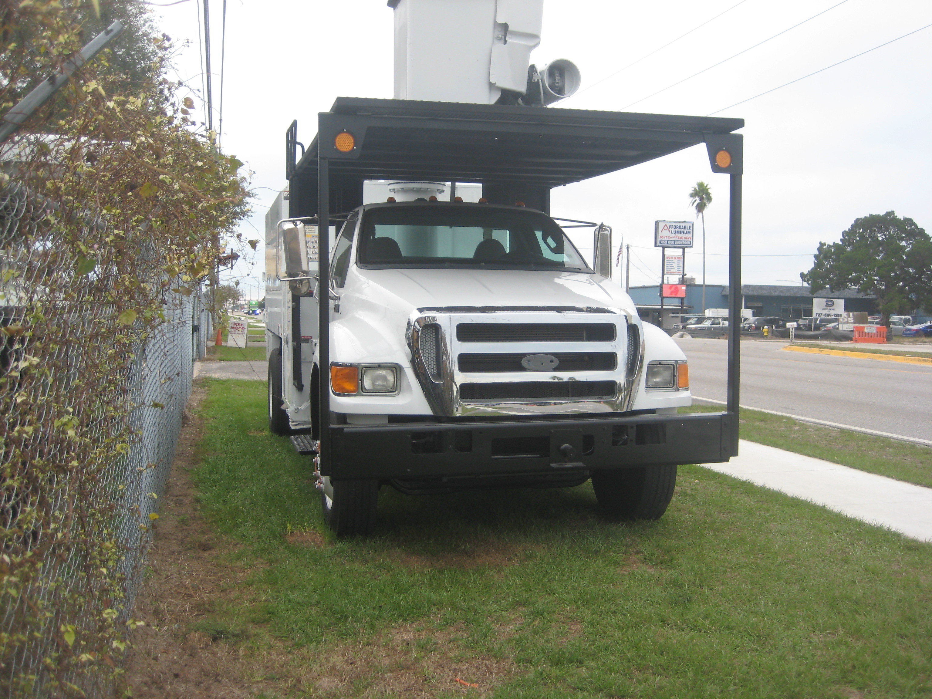 2013 FORD F750 - Image 4