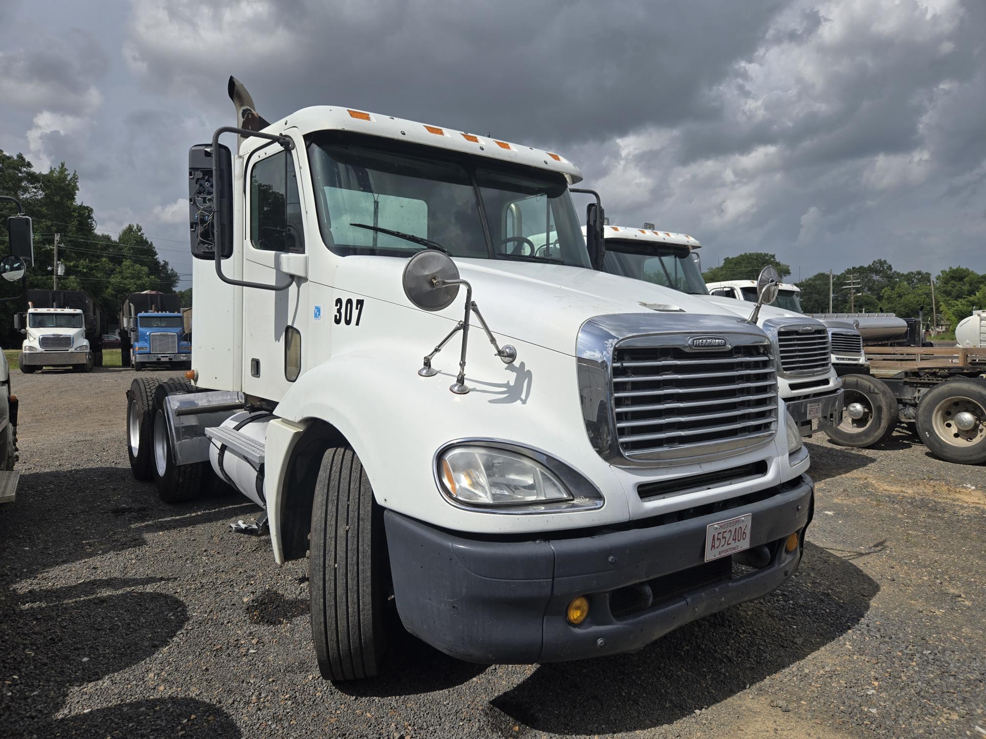 2007 FREIGHTLINER Columbia - Image 2