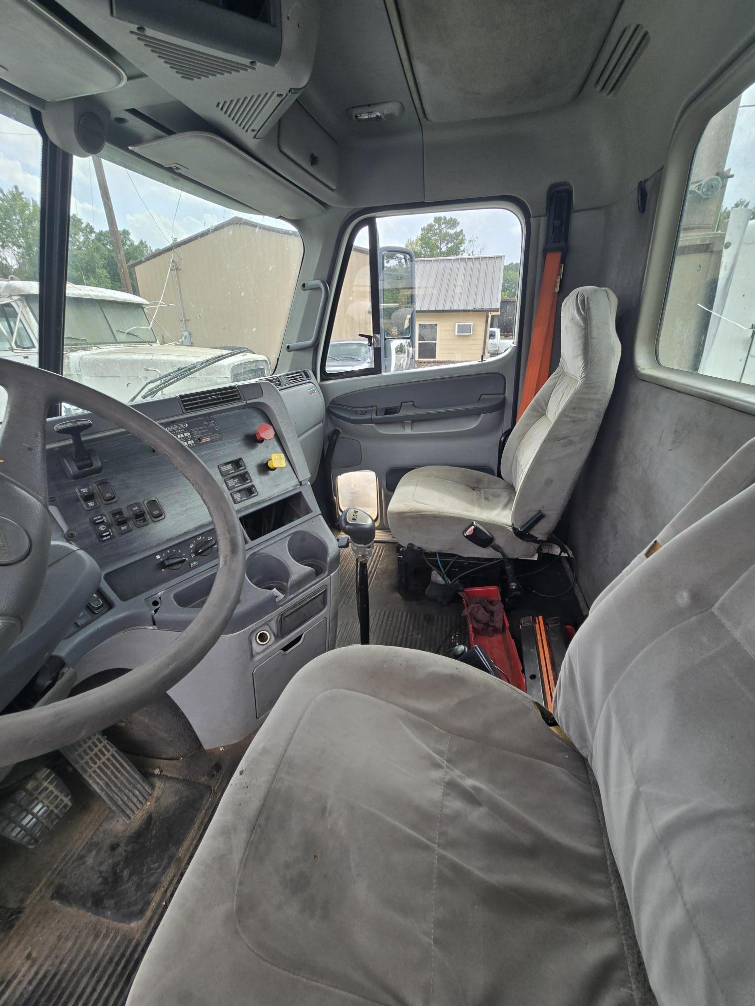 2007 FREIGHTLINER Columbia - Image 6