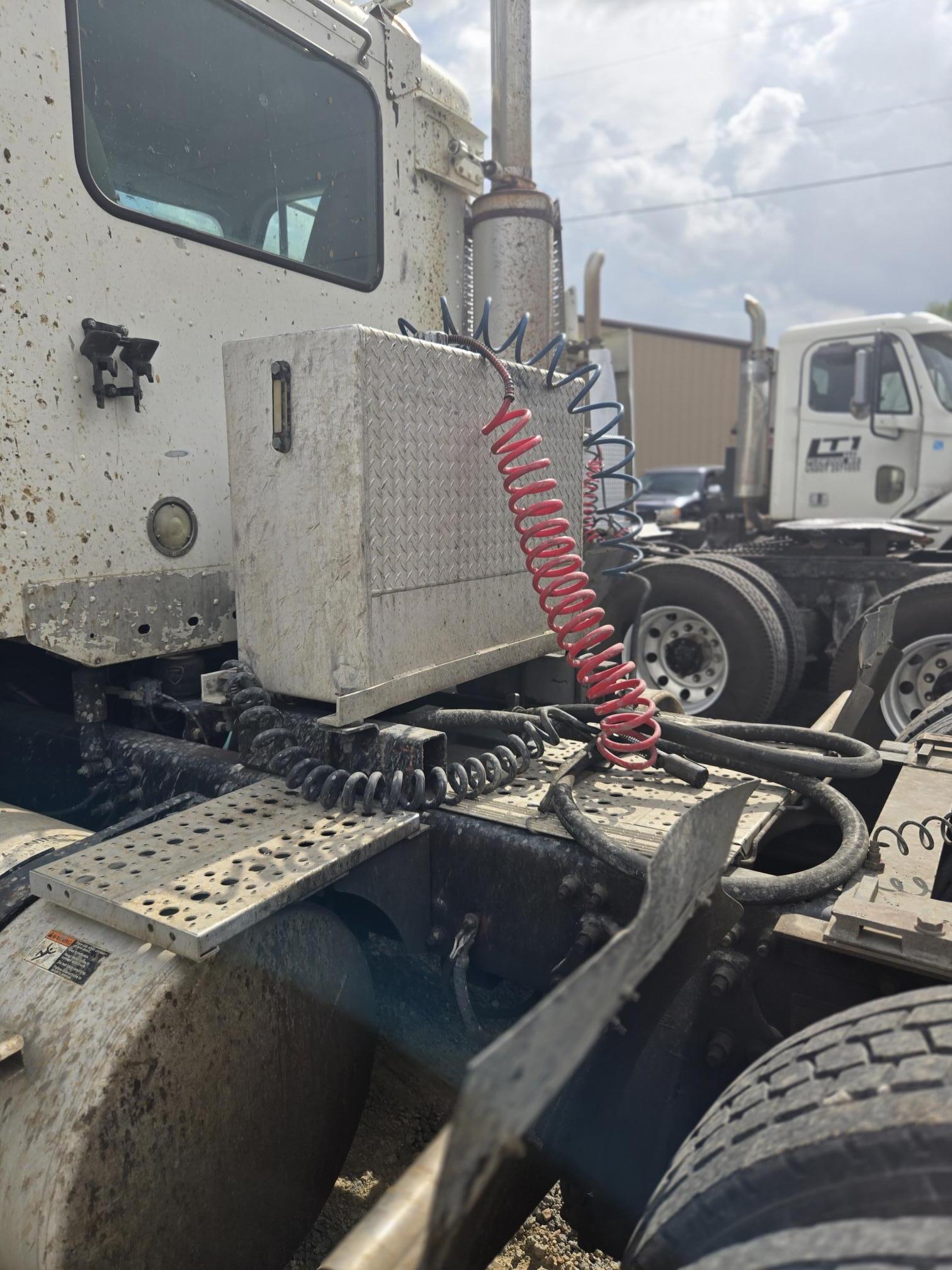 2005 FREIGHTLINER Columbia - view 8 of 17