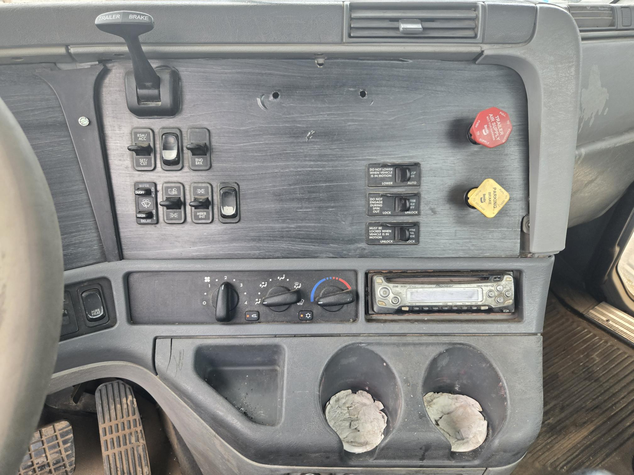 2005 FREIGHTLINER Columbia - view 11 of 17