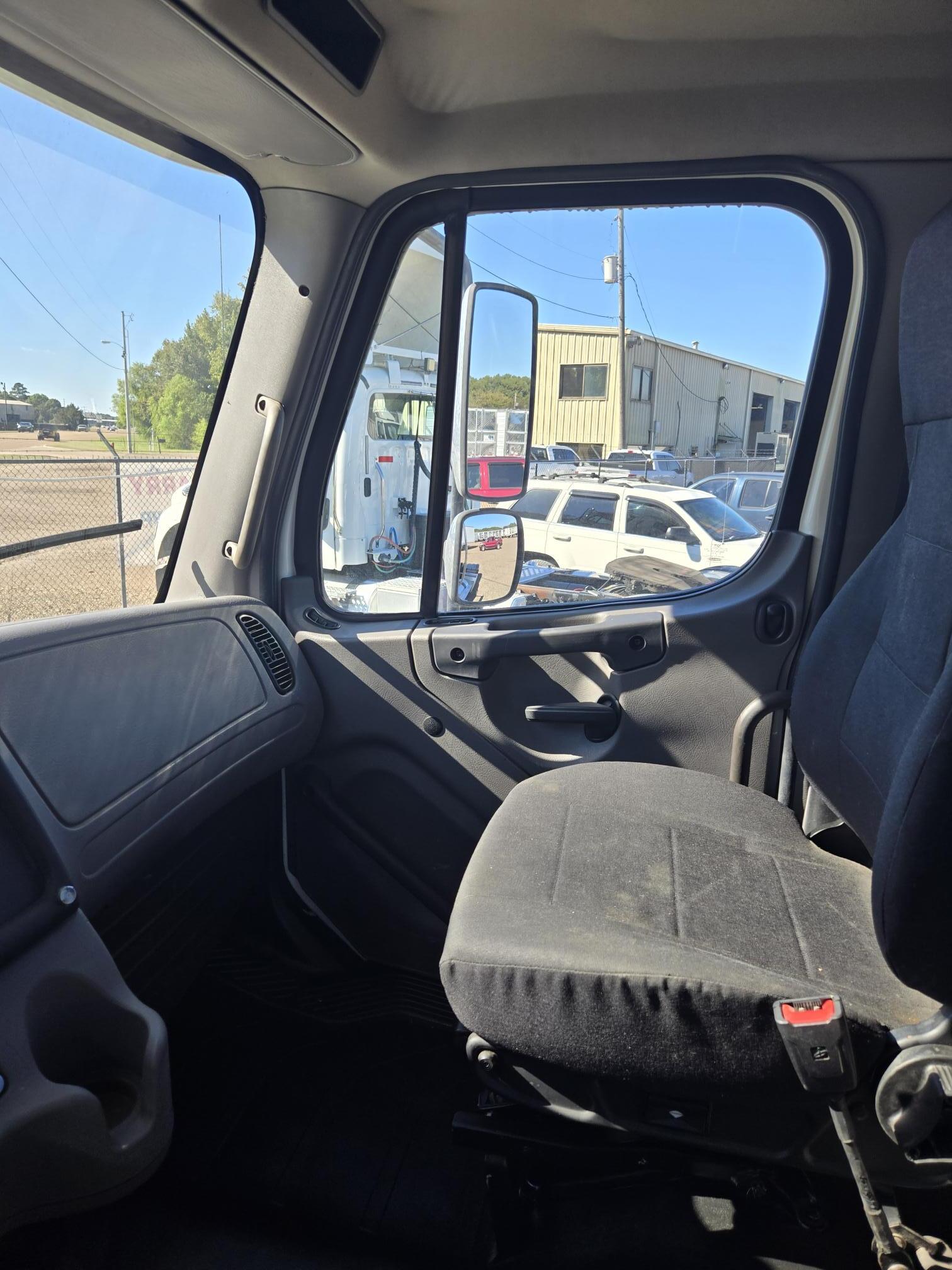 2020 FREIGHTLINER Business Class M2 106 - Image 13