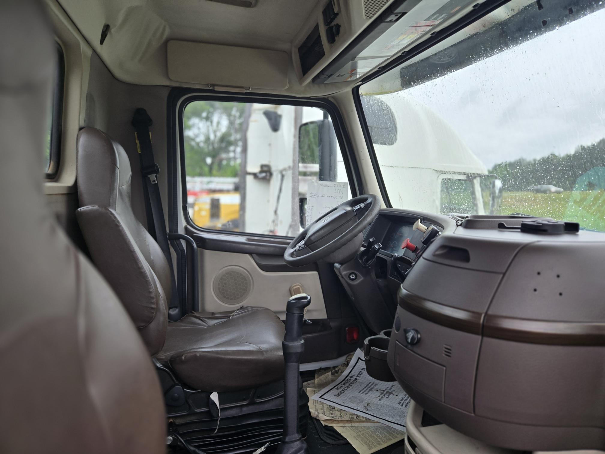 2013 VOLVO VNL - Image 8