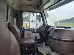 2013 VOLVO VNL - Image 8