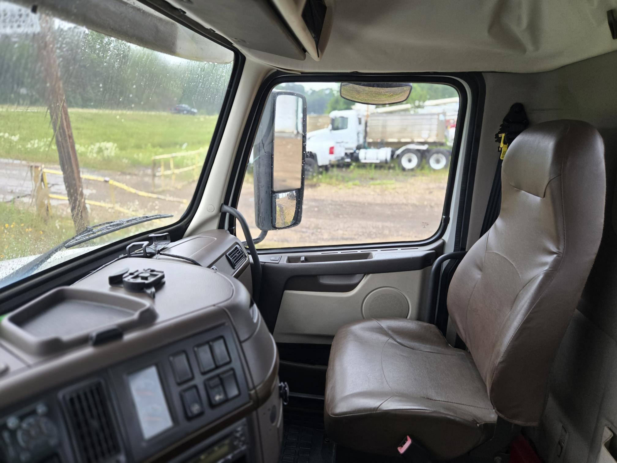 2013 VOLVO VNL - view 9 of 13