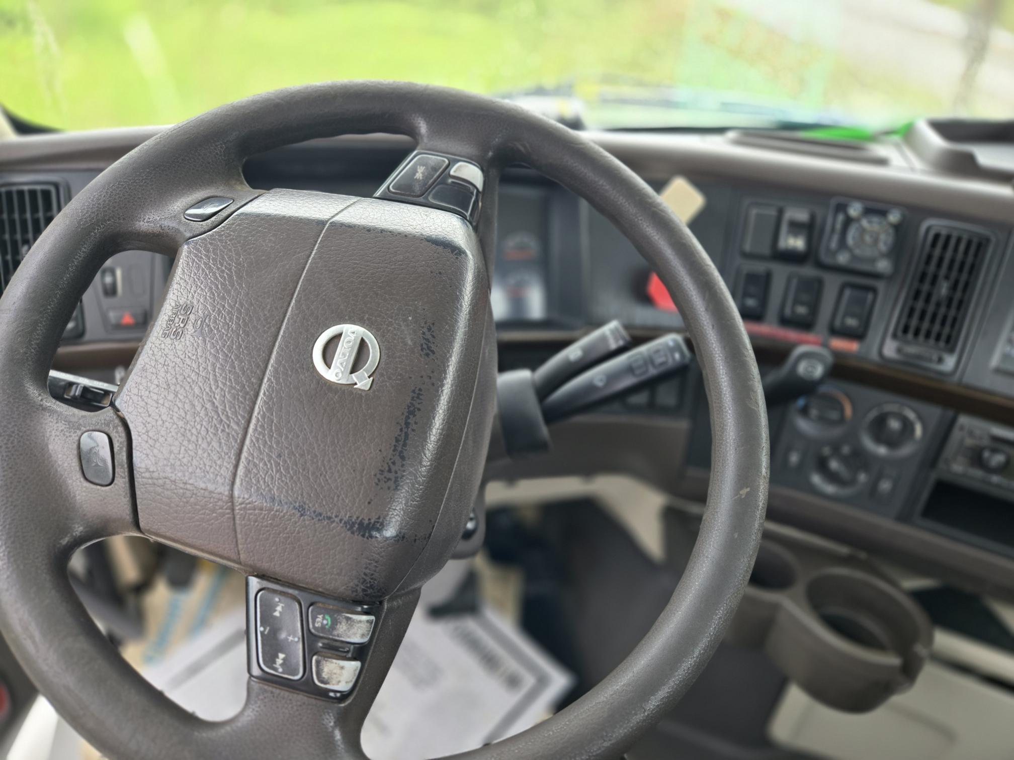 2013 VOLVO VNL - Image 10