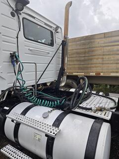 2013 VOLVO VNL - Image 7