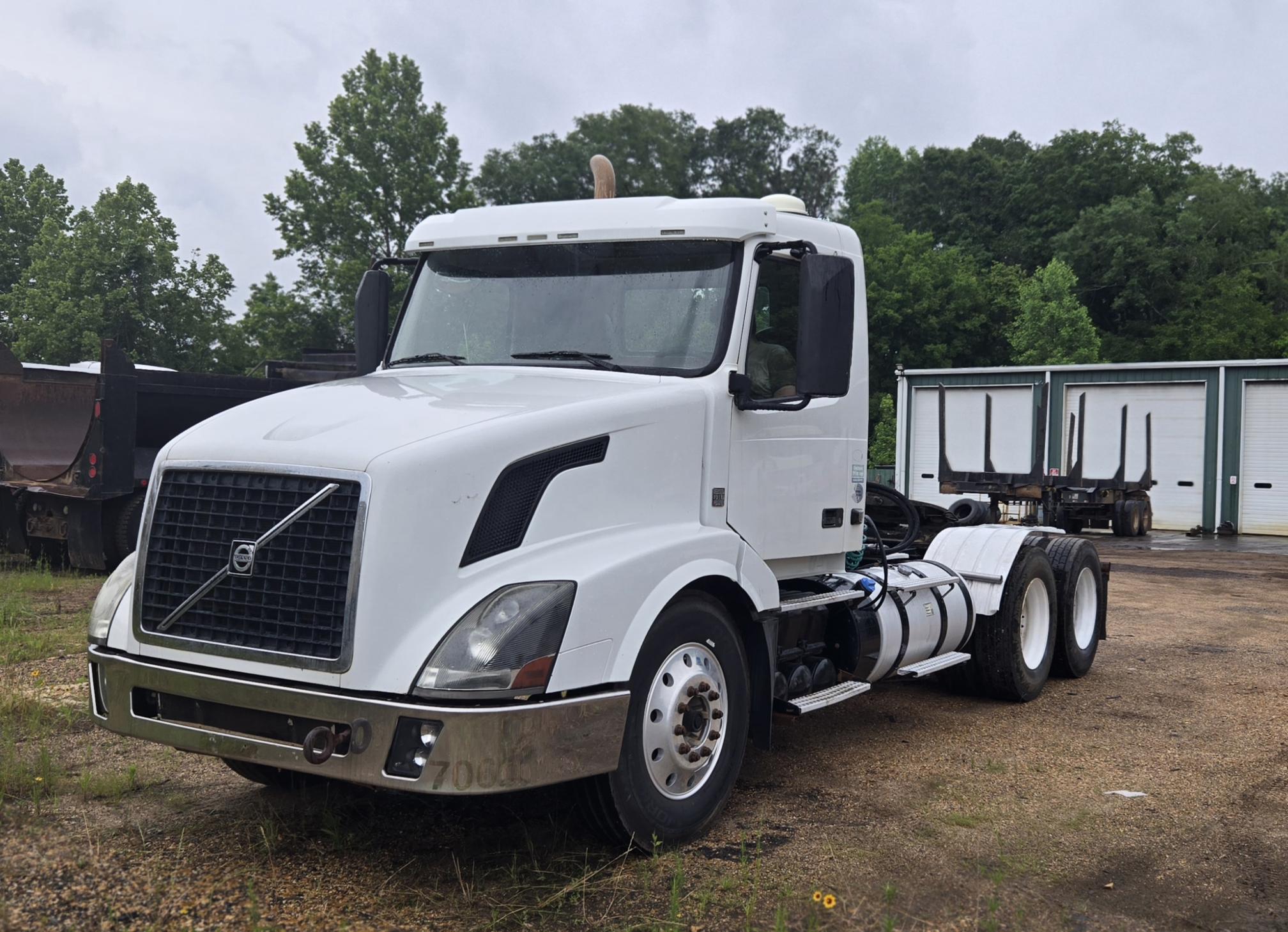 2013 VOLVO VNL - Image 2
