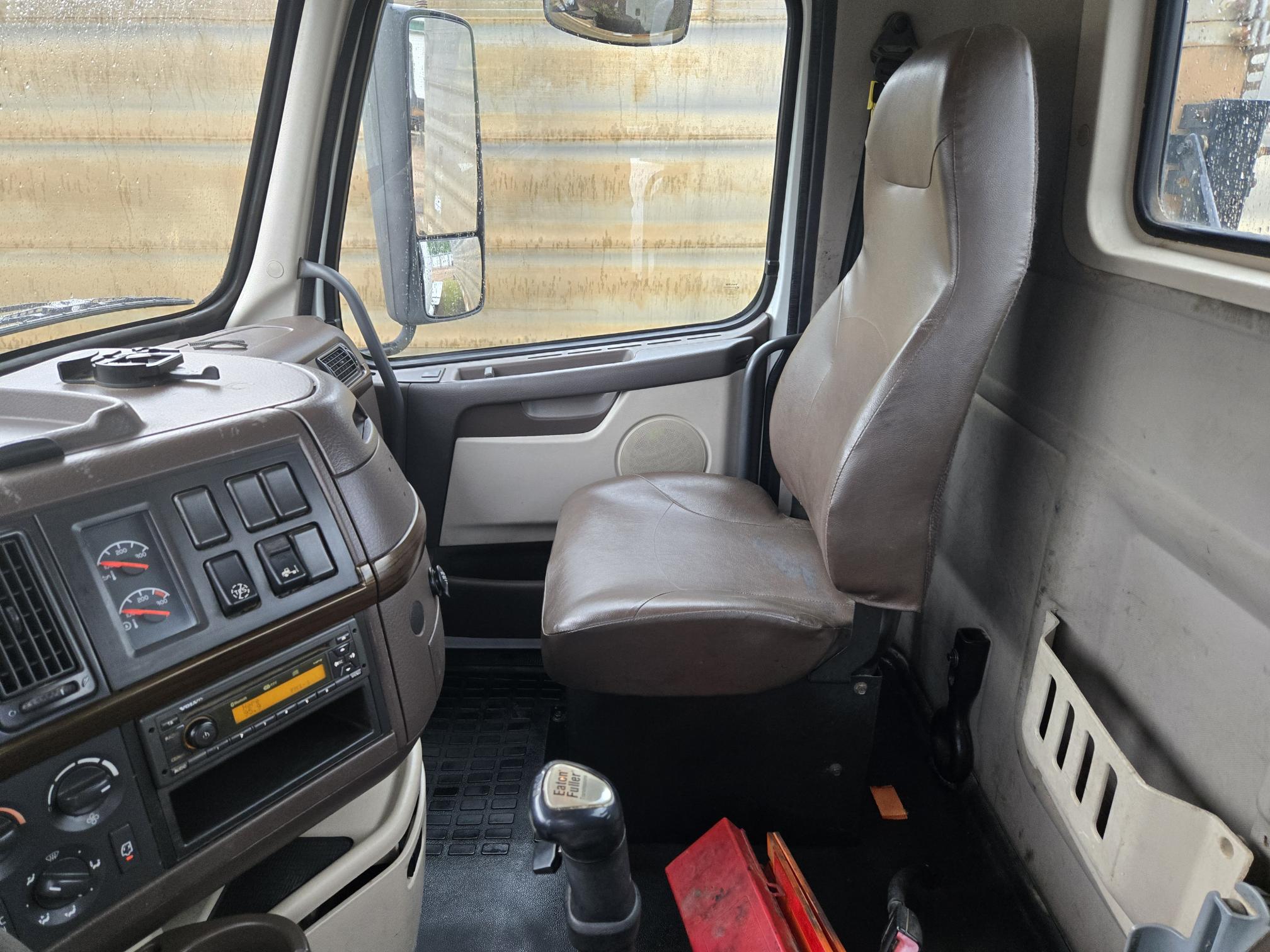 2013 VOLVO VNL - Image 12