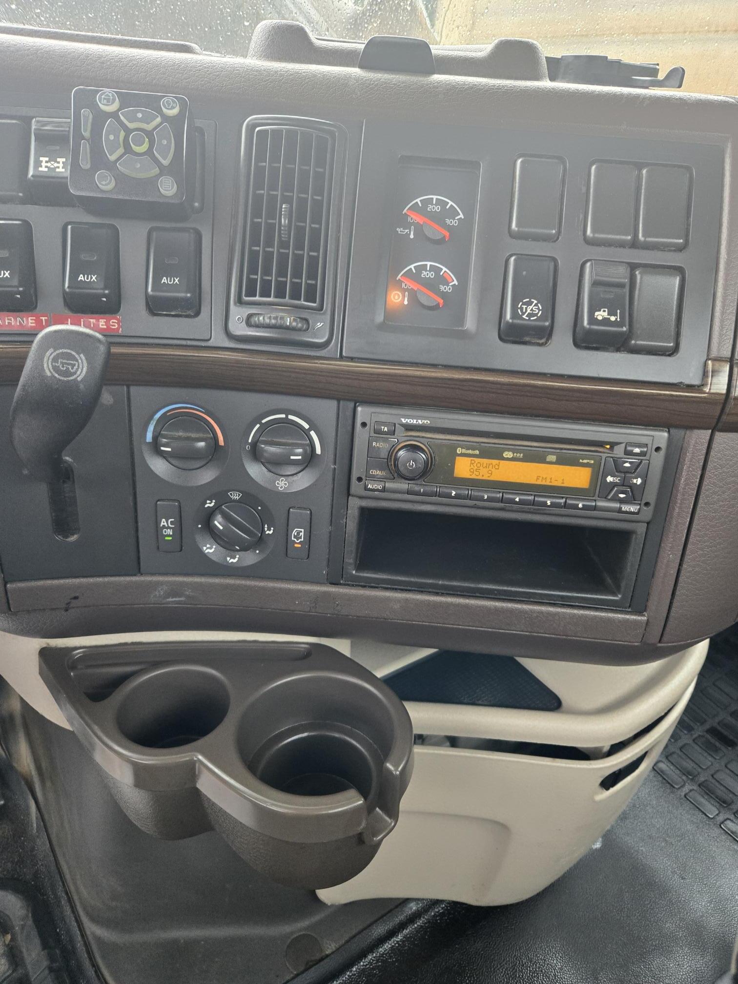 2013 VOLVO VNL - Image 10