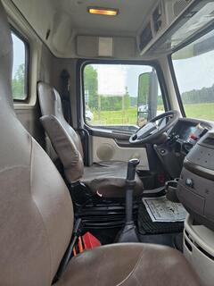 2013 VOLVO VNL - Image 8