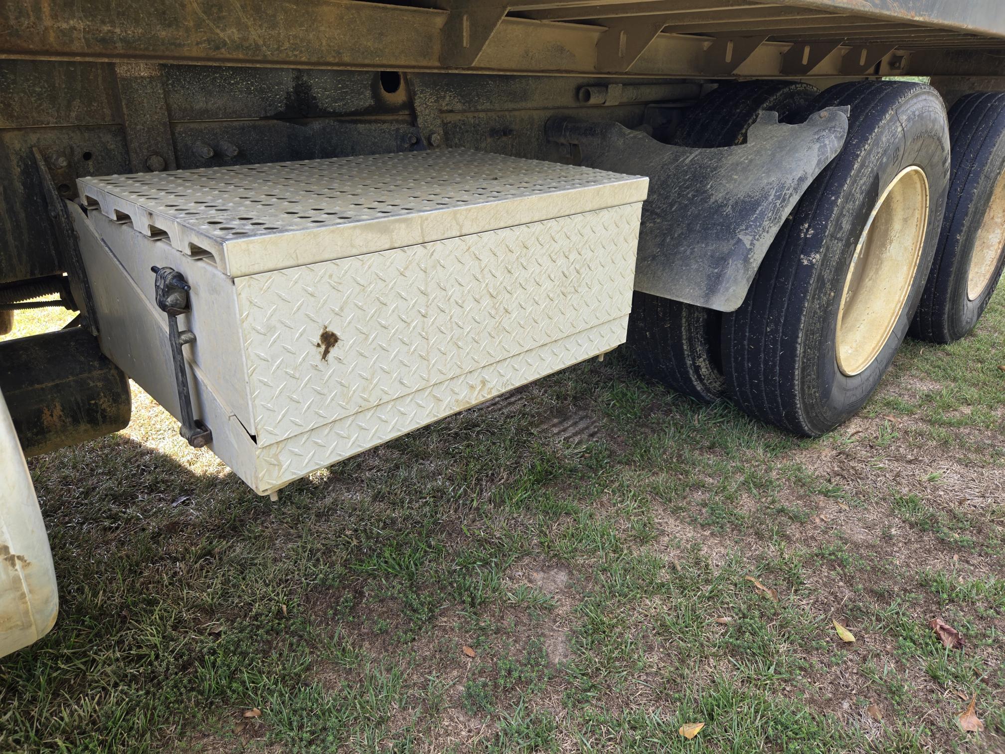 2005 FREIGHTLINER FLD 120 - view 10 of 26